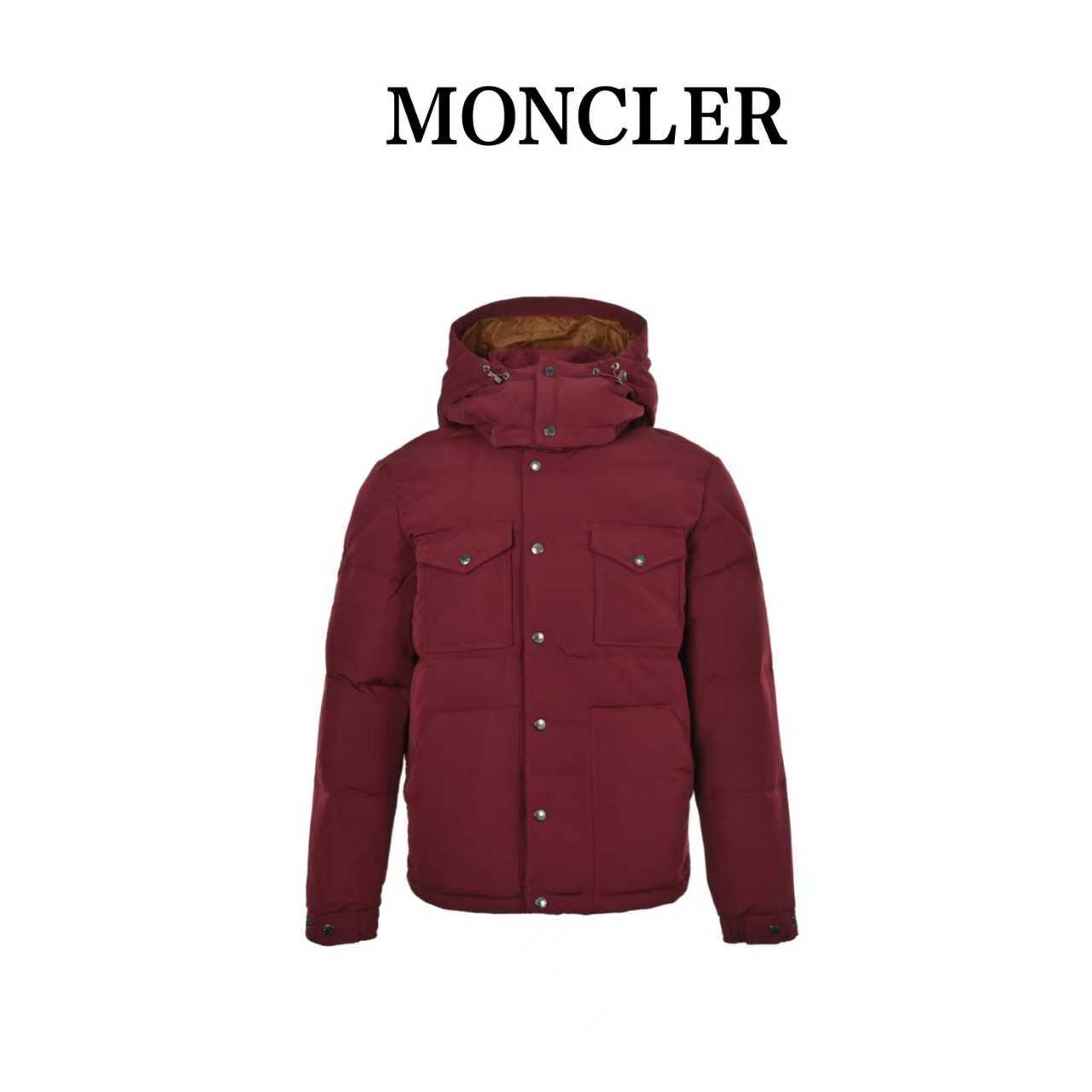 :💰680
Moncler/蒙口 Gamme Rouge双口袋连帽羽绒服
Moncler Gamme Rouge男士羽绒服,酒红色超
有质感,尼龙面料防泼水,90绒填充保暖力满分
。连帽设计+金属按扣,细节控必入!两个翻盖
口袋超实用,宽松版型,随便搭配都很时髦,冬季
出街或户外都很适合~
Size:1-5