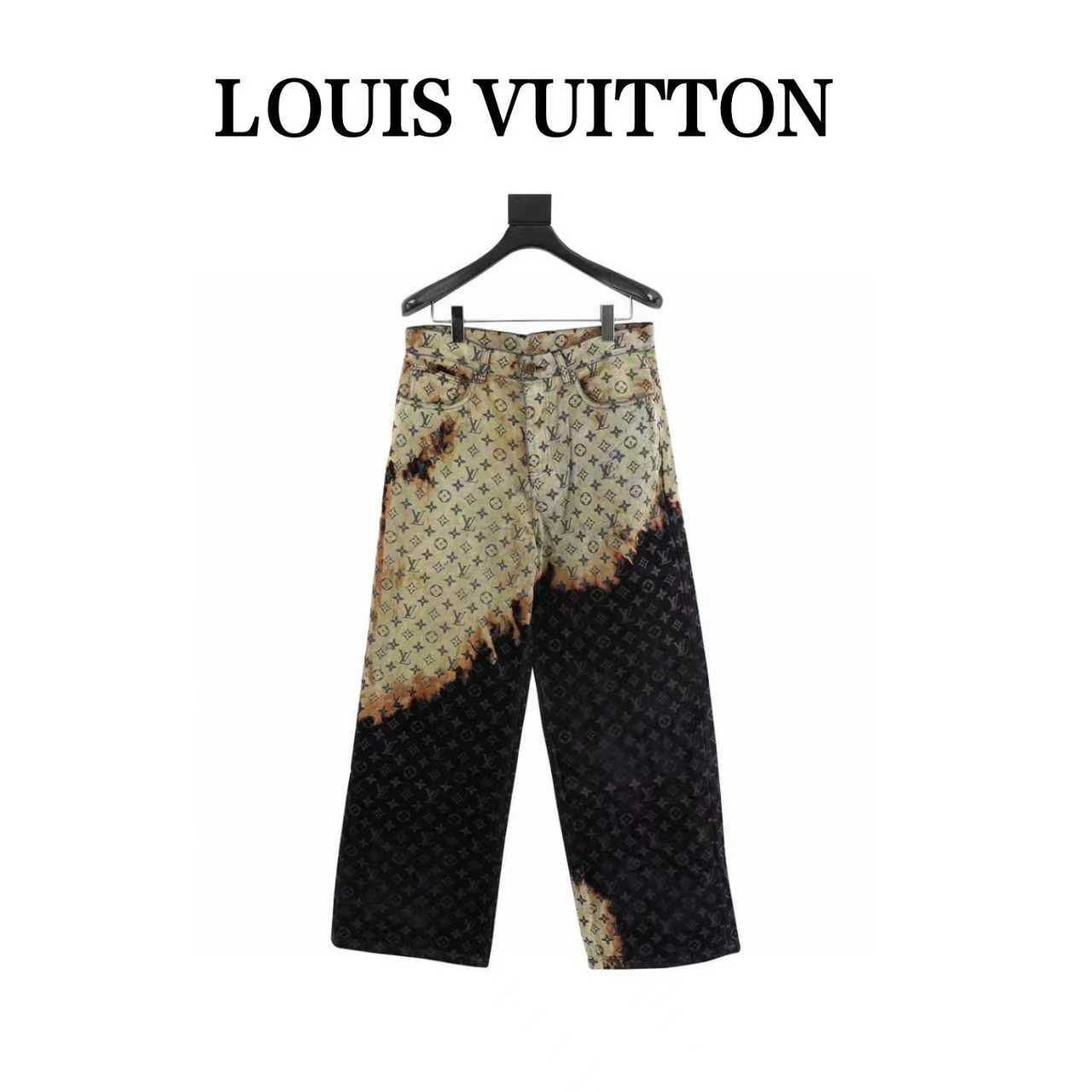 :💰480
Louis Vuitton路易威登24SS 篝火植绒牛仔长裤
原28,000购入,采用斜纹织法的提花植绒单宁布,质地厚实斜纹的肌理感、纹路清晰经过适当处理。面料制作定染色纺纱线进行植绒,全幅经典老花图案。整片红外线激光定位裁剪后成衣,纯手工剪裁大身对花对位,裁片对花位剪裁定位复合,全幅横纹粗线单针刺绣固定。从腰头、裤袋、口袋都做到高定缝纫对花标准,多工艺流程独家开发定制,面料损耗巨大。每一件都是由洗水经验丰富的师傅,用纱布蘸取丙烯颜料涂鸦按原样定位方式均匀手工涂抹在植绒表面,控制染色时间,次品报废率极高,每件大货呈现出独一无二的火烧云效果。
Size:30-36