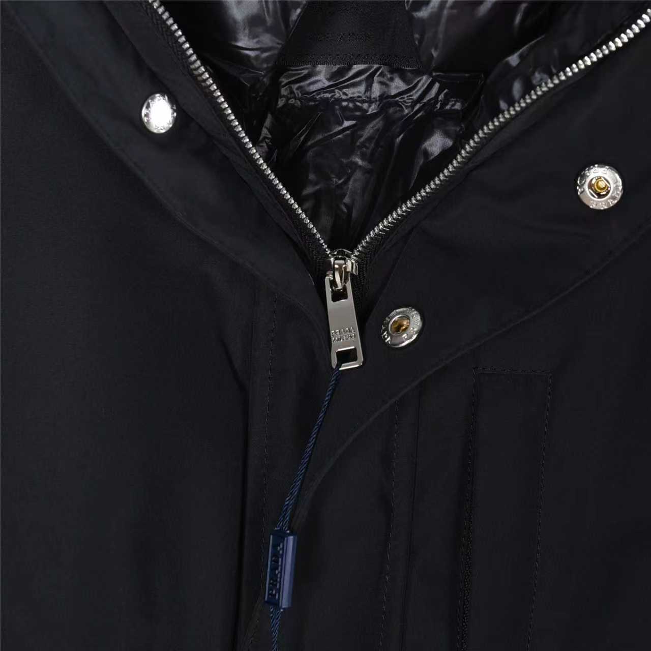 :650()
Prada/普拉达 25Fw手臂口袋连帽薄绒羽绒外套 采用新国标90白鸭绒填充,顶级版本,区分市面通货,帽子可拆卸,领口防风设计更加保暖。男女同款全新美学灵感趣味设计,渠道性质精品。让整体造型设计更加优雅时尚,今夏最火系列,无数明星潮人追捧。裁剪工艺细节处理工整为玩味时尚增添色彩!工整细致,合身的版型构造更是独具匠心,上身不仅有着出彩的辨识度更是减龄青春。一款穿着意义还有穿搭性能都很极致的款式,绚丽的色系调配,此款的工艺必然也是极致非凡,上身的舒适度绝对足够的强大,也是奢品本质的一种彰显!柔软轻薄,触感更是极端撩人,透气性能十分之强大,尤为适合春夏季节的穿搭所需,妥妥的穿着享受,并且各处的细节以及织带的工艺都是尽善尽美,更显高级感! 内含NFC芯片,更上档次。
颜色:黑色
编码:8022
尺码:48-54