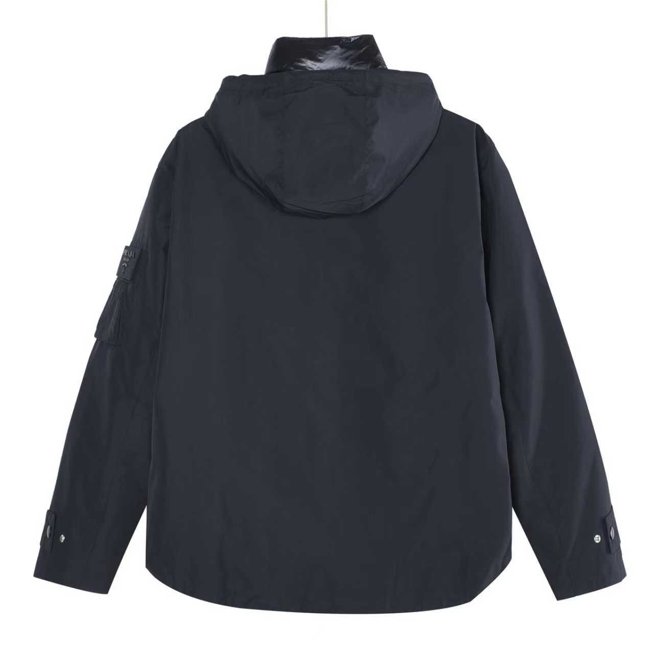 :650()
Prada/普拉达 25Fw手臂口袋连帽薄绒羽绒外套 采用新国标90白鸭绒填充,顶级版本,区分市面通货,帽子可拆卸,领口防风设计更加保暖。男女同款全新美学灵感趣味设计,渠道性质精品。让整体造型设计更加优雅时尚,今夏最火系列,无数明星潮人追捧。裁剪工艺细节处理工整为玩味时尚增添色彩!工整细致,合身的版型构造更是独具匠心,上身不仅有着出彩的辨识度更是减龄青春。一款穿着意义还有穿搭性能都很极致的款式,绚丽的色系调配,此款的工艺必然也是极致非凡,上身的舒适度绝对足够的强大,也是奢品本质的一种彰显!柔软轻薄,触感更是极端撩人,透气性能十分之强大,尤为适合春夏季节的穿搭所需,妥妥的穿着享受,并且各处的细节以及织带的工艺都是尽善尽美,更显高级感! 内含NFC芯片,更上档次。
颜色:黑色
编码:8022
尺码:48-54