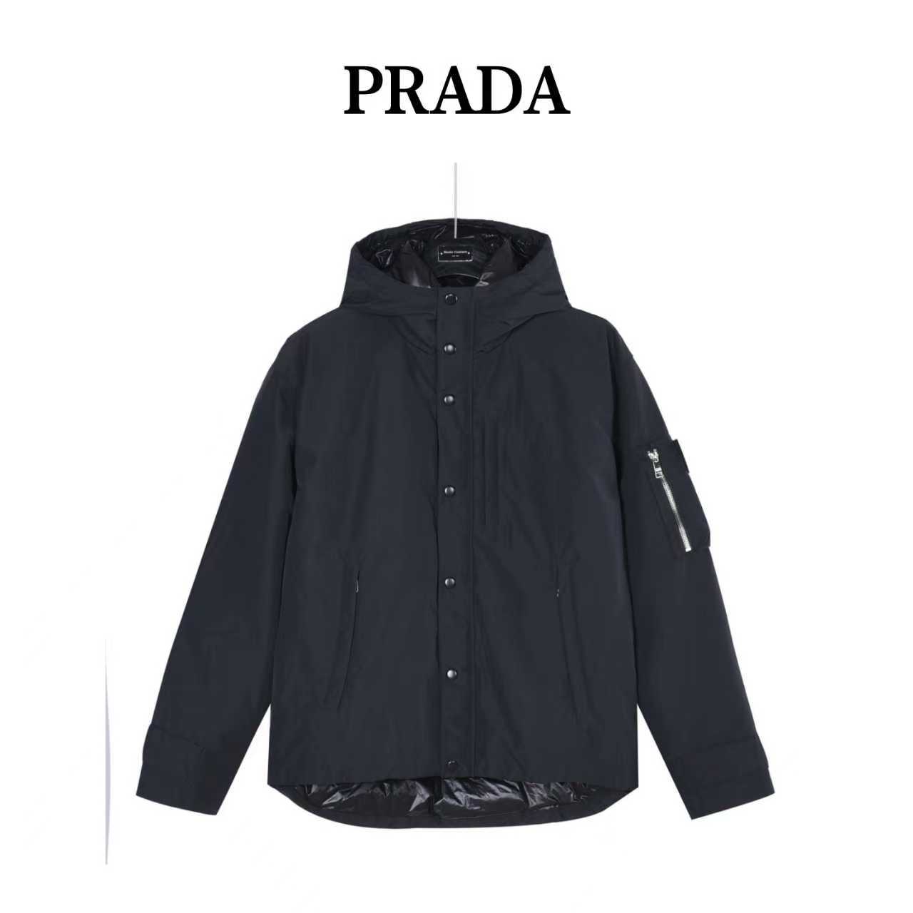 :650()
Prada/普拉达 25Fw手臂口袋连帽薄绒羽绒外套 采用新国标90白鸭绒填充,顶级版本,区分市面通货,帽子可拆卸,领口防风设计更加保暖。男女同款全新美学灵感趣味设计,渠道性质精品。让整体造型设计更加优雅时尚,今夏最火系列,无数明星潮人追捧。裁剪工艺细节处理工整为玩味时尚增添色彩!工整细致,合身的版型构造更是独具匠心,上身不仅有着出彩的辨识度更是减龄青春。一款穿着意义还有穿搭性能都很极致的款式,绚丽的色系调配,此款的工艺必然也是极致非凡,上身的舒适度绝对足够的强大,也是奢品本质的一种彰显!柔软轻薄,触感更是极端撩人,透气性能十分之强大,尤为适合春夏季节的穿搭所需,妥妥的穿着享受,并且各处的细节以及织带的工艺都是尽善尽美,更显高级感! 内含NFC芯片,更上档次。
颜色:黑色
编码:8022
尺码:48-54