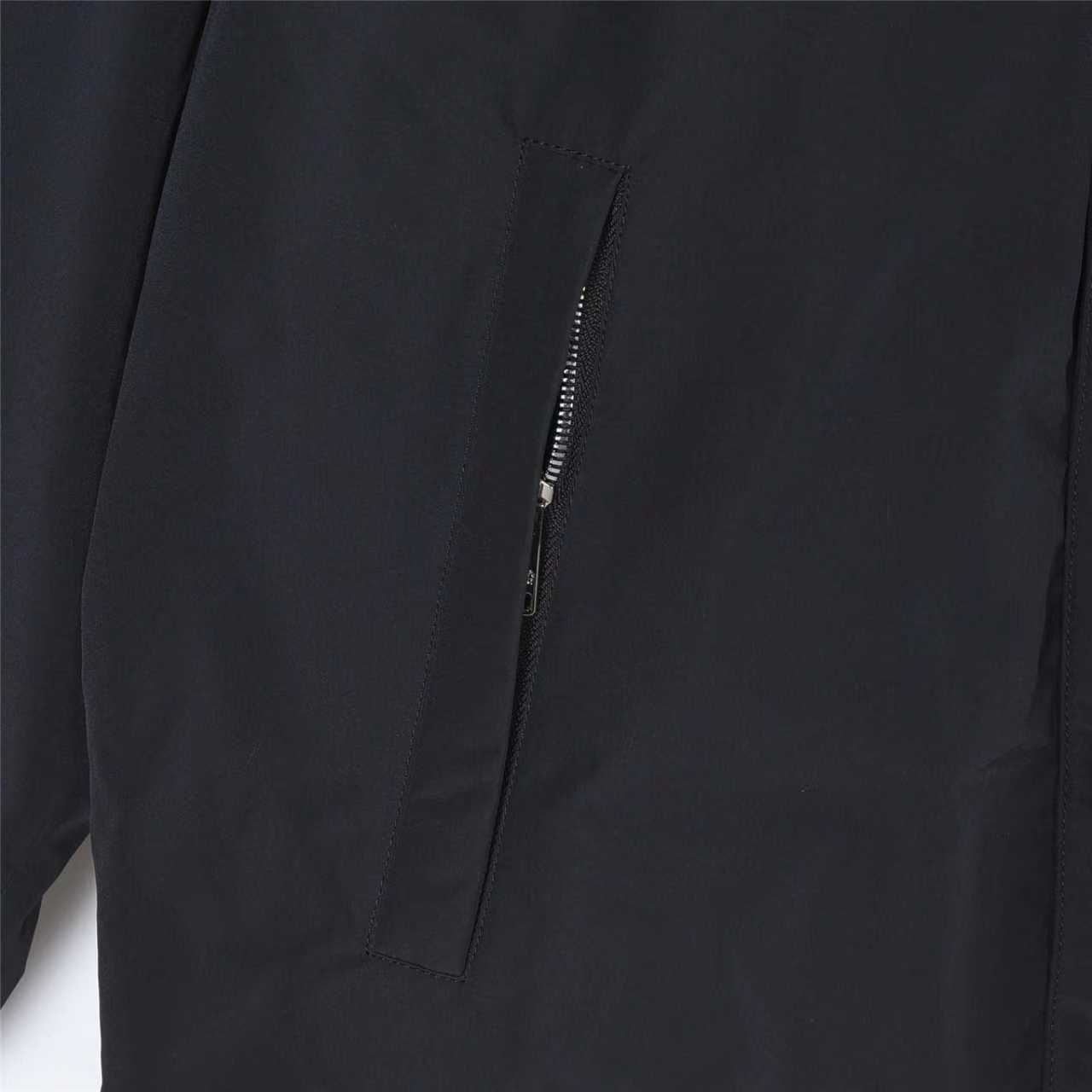 Prada/普拉达 25Fw手臂口袋连帽薄绒羽绒外套 黑色