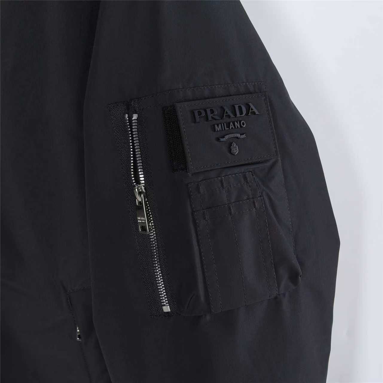 :650()
Prada/普拉达 25Fw手臂口袋连帽薄绒羽绒外套 采用新国标90白鸭绒填充,顶级版本,区分市面通货,帽子可拆卸,领口防风设计更加保暖。男女同款全新美学灵感趣味设计,渠道性质精品。让整体造型设计更加优雅时尚,今夏最火系列,无数明星潮人追捧。裁剪工艺细节处理工整为玩味时尚增添色彩!工整细致,合身的版型构造更是独具匠心,上身不仅有着出彩的辨识度更是减龄青春。一款穿着意义还有穿搭性能都很极致的款式,绚丽的色系调配,此款的工艺必然也是极致非凡,上身的舒适度绝对足够的强大,也是奢品本质的一种彰显!柔软轻薄,触感更是极端撩人,透气性能十分之强大,尤为适合春夏季节的穿搭所需,妥妥的穿着享受,并且各处的细节以及织带的工艺都是尽善尽美,更显高级感! 内含NFC芯片,更上档次。
颜色:黑色
编码:8022
尺码:48-54