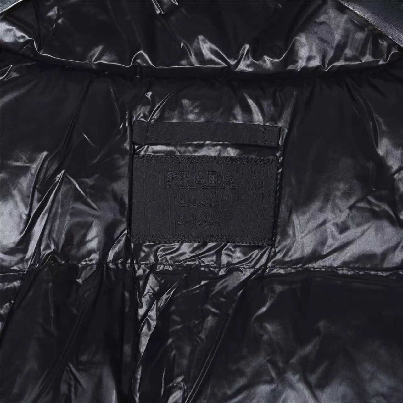 Prada/普拉达 25Fw手臂口袋连帽薄绒羽绒外套 黑色