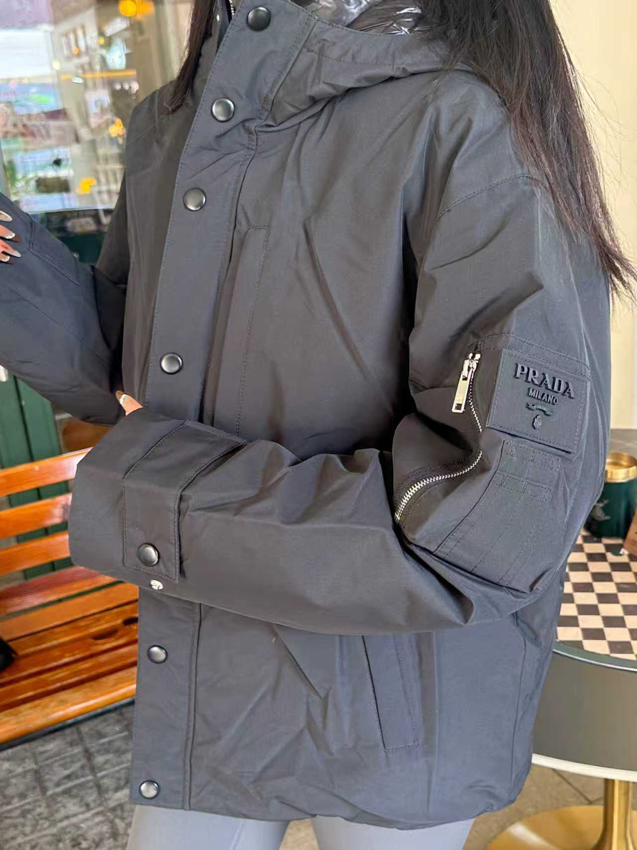 Prada/普拉达 25Fw手臂口袋连帽薄绒羽绒外套 上身效果#