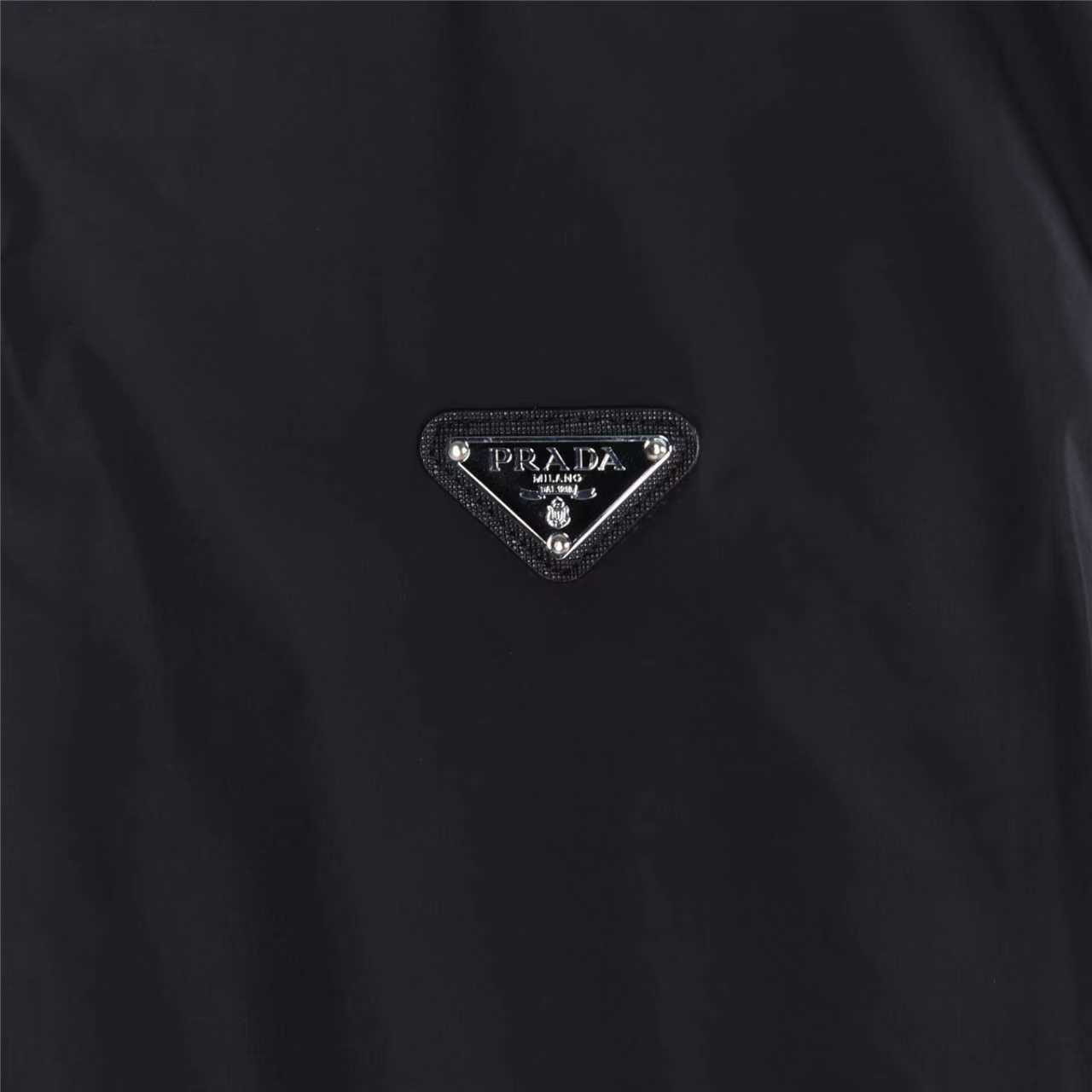 Prada/普拉达 25Fw下摆双边翻盖口袋薄绒外套