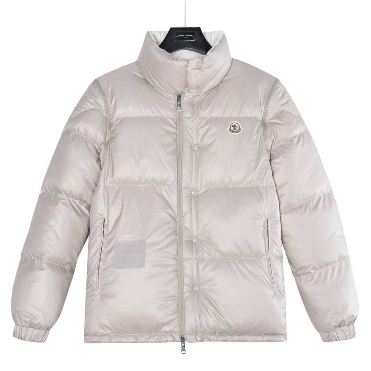 本地自取：💰800（支持放店）Moncler/蒙口 25FW新款Verone可拆卸双面羽绒服
采用新国标90白鸭绒填充，顶级版本，区分市面通货，男女同款全新美学灵感趣味设计,渠道性质精品。让整体造型设计更加优雅时尚，今夏最火系列，无数明星潮人追捧。裁剪工艺细节处理工整为玩味时尚增添色彩!工整细致，合身的版型构造更是独具匠心，上身不仅有着出彩的辨识度更是减龄青春。一款穿着意义还有穿搭性能都很极致的款式，绚丽的色系调配，此款的工艺必然也是极致非凡，上身的舒适度绝对足够的强大，也是奢品本质的一种彰显！柔软轻薄，触感更是极端撩人，透气性能十分之强大，尤为适合春夏季节的穿搭所需，妥妥的穿着享受，并且各处的细节以及织带的工艺都是尽善尽美，更显高级感！ 内含NFC芯片，更上档次。
颜色：黑色、卡其、米白
编码：753
尺码：48-56