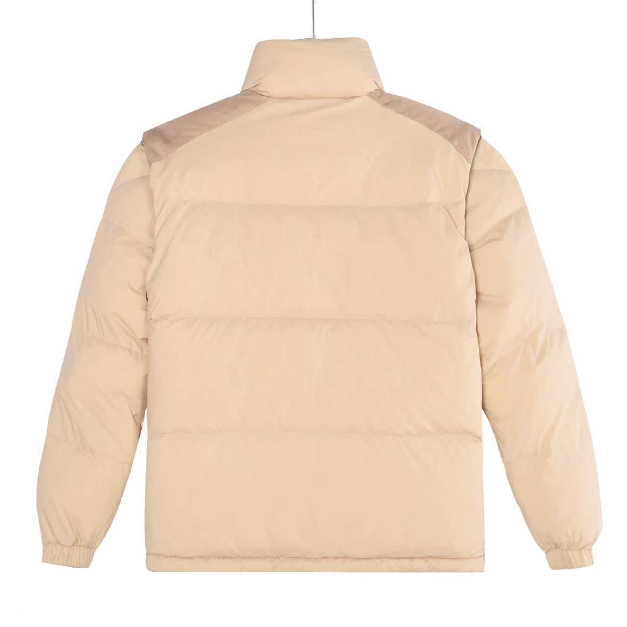 本地自取:💰800(支持放店)Moncler/蒙口 25FW新款Verone可拆卸双面羽绒服
采用新国标90白鸭绒填充,顶级版本,区分市面通货,男女同款全新美学灵感趣味设计,渠道性质精品。让整体造型设计更加优雅时尚,今夏最火系列,无数明星潮人追捧。裁剪工艺细节处理工整为玩味时尚增添色彩!工整细致,合身的版型构造更是独具匠心,上身不仅有着出彩的辨识度更是减龄青春。一款穿着意义还有穿搭性能都很极致的款式,绚丽的色系调配,此款的工艺必然也是极致非凡,上身的舒适度绝对足够的强大,也是奢品本质的一种彰显!柔软轻薄,触感更是极端撩人,透气性能十分之强大,尤为适合春夏季节的穿搭所需,妥妥的穿着享受,并且各处的细节以及织带的工艺都是尽善尽美,更显高级感! 内含NFC芯片,更上档次。
颜色:黑色、卡其、米白
编码:753
尺码:48-56