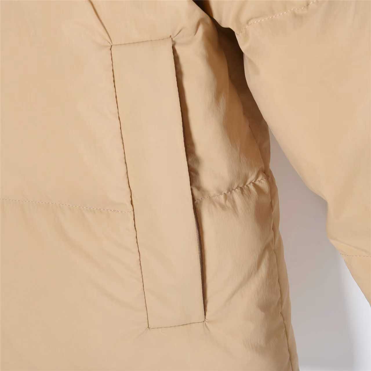 本地自取:💰800(支持放店)Moncler/蒙口 25FW新款Verone可拆卸双面羽绒服
采用新国标90白鸭绒填充,顶级版本,区分市面通货,男女同款全新美学灵感趣味设计,渠道性质精品。让整体造型设计更加优雅时尚,今夏最火系列,无数明星潮人追捧。裁剪工艺细节处理工整为玩味时尚增添色彩!工整细致,合身的版型构造更是独具匠心,上身不仅有着出彩的辨识度更是减龄青春。一款穿着意义还有穿搭性能都很极致的款式,绚丽的色系调配,此款的工艺必然也是极致非凡,上身的舒适度绝对足够的强大,也是奢品本质的一种彰显!柔软轻薄,触感更是极端撩人,透气性能十分之强大,尤为适合春夏季节的穿搭所需,妥妥的穿着享受,并且各处的细节以及织带的工艺都是尽善尽美,更显高级感! 内含NFC芯片,更上档次。
颜色:黑色、卡其、米白
编码:753
尺码:48-56