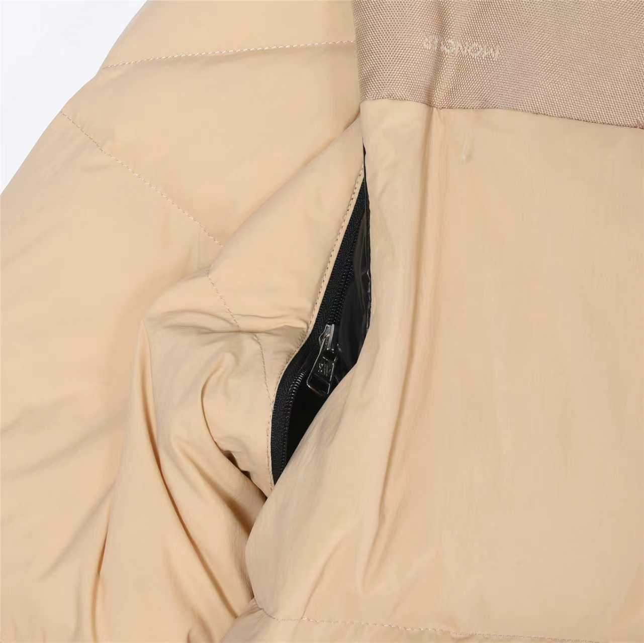 本地自取:💰800(支持放店)Moncler/蒙口 25FW新款Verone可拆卸双面羽绒服
采用新国标90白鸭绒填充,顶级版本,区分市面通货,男女同款全新美学灵感趣味设计,渠道性质精品。让整体造型设计更加优雅时尚,今夏最火系列,无数明星潮人追捧。裁剪工艺细节处理工整为玩味时尚增添色彩!工整细致,合身的版型构造更是独具匠心,上身不仅有着出彩的辨识度更是减龄青春。一款穿着意义还有穿搭性能都很极致的款式,绚丽的色系调配,此款的工艺必然也是极致非凡,上身的舒适度绝对足够的强大,也是奢品本质的一种彰显!柔软轻薄,触感更是极端撩人,透气性能十分之强大,尤为适合春夏季节的穿搭所需,妥妥的穿着享受,并且各处的细节以及织带的工艺都是尽善尽美,更显高级感! 内含NFC芯片,更上档次。
颜色:黑色、卡其、米白
编码:753
尺码:48-56