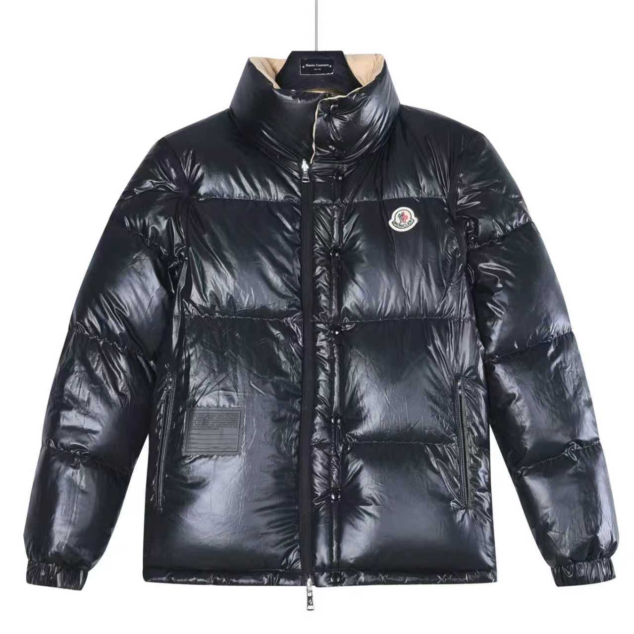 本地自取:💰800(支持放店)Moncler/蒙口 25FW新款Verone可拆卸双面羽绒服
采用新国标90白鸭绒填充,顶级版本,区分市面通货,男女同款全新美学灵感趣味设计,渠道性质精品。让整体造型设计更加优雅时尚,今夏最火系列,无数明星潮人追捧。裁剪工艺细节处理工整为玩味时尚增添色彩!工整细致,合身的版型构造更是独具匠心,上身不仅有着出彩的辨识度更是减龄青春。一款穿着意义还有穿搭性能都很极致的款式,绚丽的色系调配,此款的工艺必然也是极致非凡,上身的舒适度绝对足够的强大,也是奢品本质的一种彰显!柔软轻薄,触感更是极端撩人,透气性能十分之强大,尤为适合春夏季节的穿搭所需,妥妥的穿着享受,并且各处的细节以及织带的工艺都是尽善尽美,更显高级感! 内含NFC芯片,更上档次。
颜色:黑色、卡其、米白
编码:753
尺码:48-56