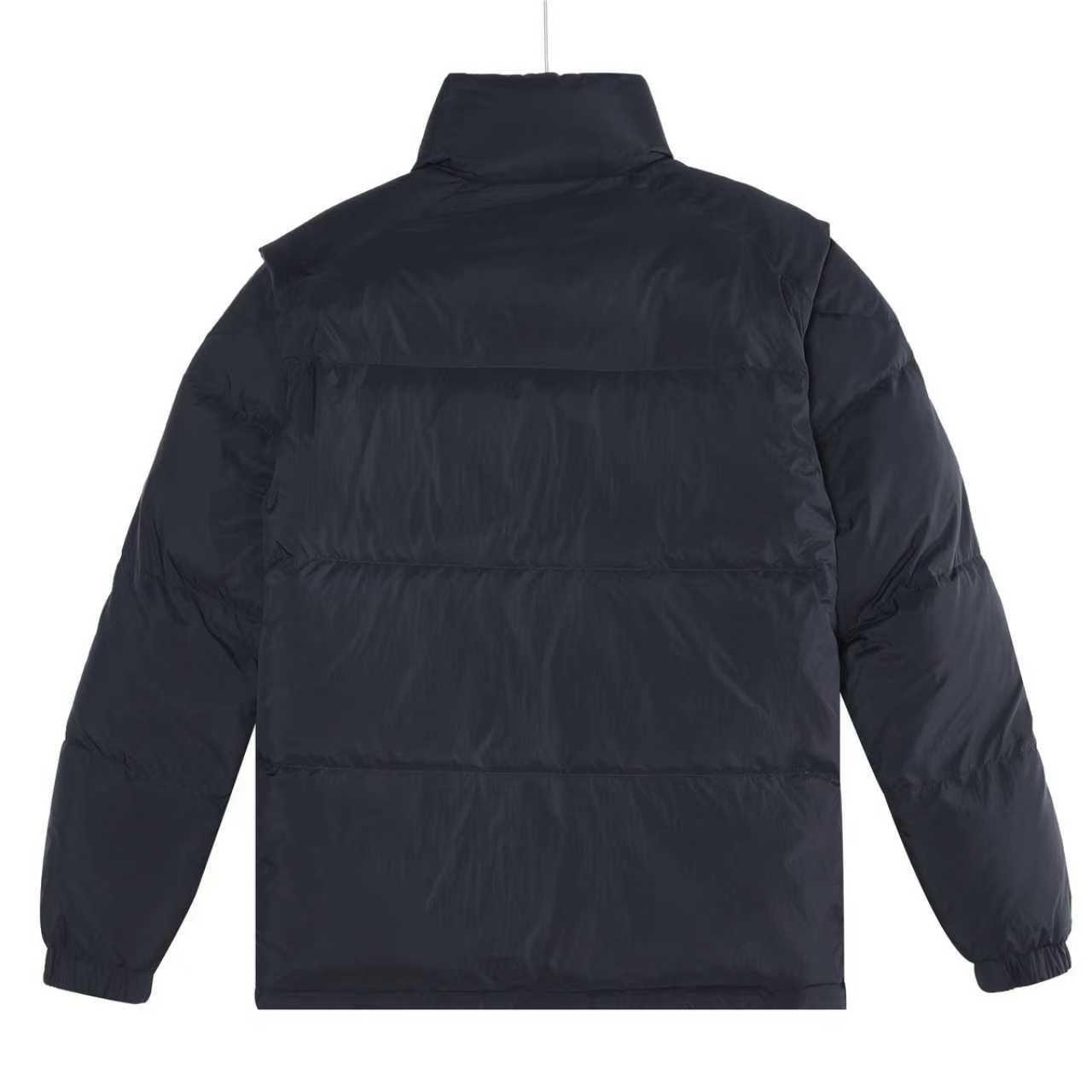 本地自取:💰800(支持放店)Moncler/蒙口 25FW新款Verone可拆卸双面羽绒服
采用新国标90白鸭绒填充,顶级版本,区分市面通货,男女同款全新美学灵感趣味设计,渠道性质精品。让整体造型设计更加优雅时尚,今夏最火系列,无数明星潮人追捧。裁剪工艺细节处理工整为玩味时尚增添色彩!工整细致,合身的版型构造更是独具匠心,上身不仅有着出彩的辨识度更是减龄青春。一款穿着意义还有穿搭性能都很极致的款式,绚丽的色系调配,此款的工艺必然也是极致非凡,上身的舒适度绝对足够的强大,也是奢品本质的一种彰显!柔软轻薄,触感更是极端撩人,透气性能十分之强大,尤为适合春夏季节的穿搭所需,妥妥的穿着享受,并且各处的细节以及织带的工艺都是尽善尽美,更显高级感! 内含NFC芯片,更上档次。
颜色:黑色、卡其、米白
编码:753
尺码:48-56