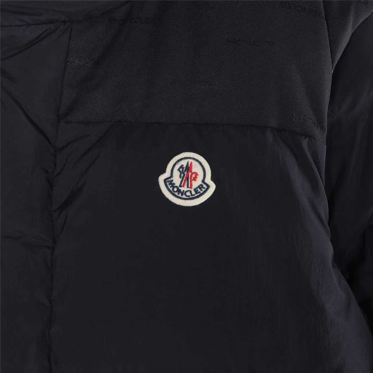 本地自取:💰800(支持放店)Moncler/蒙口 25FW新款Verone可拆卸双面羽绒服
采用新国标90白鸭绒填充,顶级版本,区分市面通货,男女同款全新美学灵感趣味设计,渠道性质精品。让整体造型设计更加优雅时尚,今夏最火系列,无数明星潮人追捧。裁剪工艺细节处理工整为玩味时尚增添色彩!工整细致,合身的版型构造更是独具匠心,上身不仅有着出彩的辨识度更是减龄青春。一款穿着意义还有穿搭性能都很极致的款式,绚丽的色系调配,此款的工艺必然也是极致非凡,上身的舒适度绝对足够的强大,也是奢品本质的一种彰显!柔软轻薄,触感更是极端撩人,透气性能十分之强大,尤为适合春夏季节的穿搭所需,妥妥的穿着享受,并且各处的细节以及织带的工艺都是尽善尽美,更显高级感! 内含NFC芯片,更上档次。
颜色:黑色、卡其、米白
编码:753
尺码:48-56