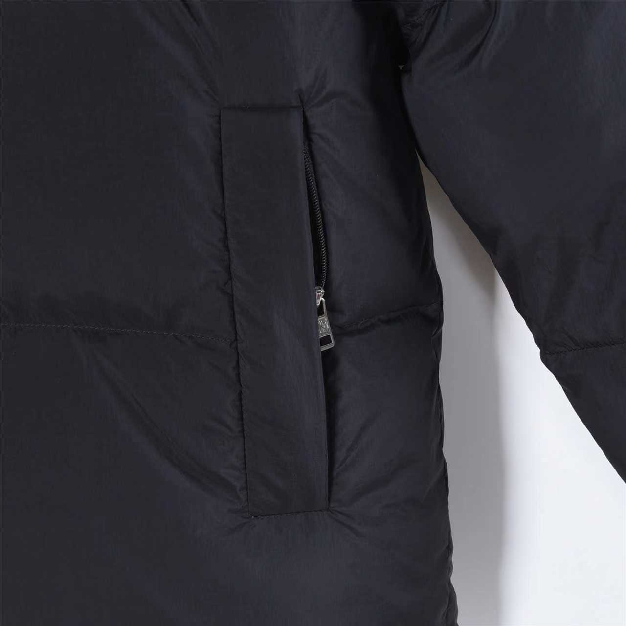 本地自取:💰800(支持放店)Moncler/蒙口 25FW新款Verone可拆卸双面羽绒服
采用新国标90白鸭绒填充,顶级版本,区分市面通货,男女同款全新美学灵感趣味设计,渠道性质精品。让整体造型设计更加优雅时尚,今夏最火系列,无数明星潮人追捧。裁剪工艺细节处理工整为玩味时尚增添色彩!工整细致,合身的版型构造更是独具匠心,上身不仅有着出彩的辨识度更是减龄青春。一款穿着意义还有穿搭性能都很极致的款式,绚丽的色系调配,此款的工艺必然也是极致非凡,上身的舒适度绝对足够的强大,也是奢品本质的一种彰显!柔软轻薄,触感更是极端撩人,透气性能十分之强大,尤为适合春夏季节的穿搭所需,妥妥的穿着享受,并且各处的细节以及织带的工艺都是尽善尽美,更显高级感! 内含NFC芯片,更上档次。
颜色:黑色、卡其、米白
编码:753
尺码:48-56