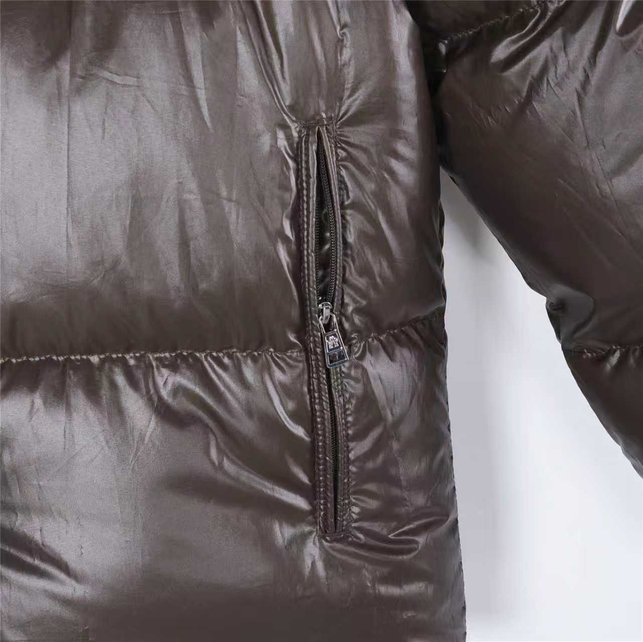 本地自取:💰800(支持放店)Moncler/蒙口 25FW新款Verone可拆卸双面羽绒服
采用新国标90白鸭绒填充,顶级版本,区分市面通货,男女同款全新美学灵感趣味设计,渠道性质精品。让整体造型设计更加优雅时尚,今夏最火系列,无数明星潮人追捧。裁剪工艺细节处理工整为玩味时尚增添色彩!工整细致,合身的版型构造更是独具匠心,上身不仅有着出彩的辨识度更是减龄青春。一款穿着意义还有穿搭性能都很极致的款式,绚丽的色系调配,此款的工艺必然也是极致非凡,上身的舒适度绝对足够的强大,也是奢品本质的一种彰显!柔软轻薄,触感更是极端撩人,透气性能十分之强大,尤为适合春夏季节的穿搭所需,妥妥的穿着享受,并且各处的细节以及织带的工艺都是尽善尽美,更显高级感! 内含NFC芯片,更上档次。
颜色:黑色、卡其、米白
编码:753
尺码:48-56