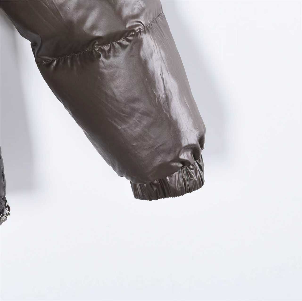 本地自取:💰800(支持放店)Moncler/蒙口 25FW新款Verone可拆卸双面羽绒服
采用新国标90白鸭绒填充,顶级版本,区分市面通货,男女同款全新美学灵感趣味设计,渠道性质精品。让整体造型设计更加优雅时尚,今夏最火系列,无数明星潮人追捧。裁剪工艺细节处理工整为玩味时尚增添色彩!工整细致,合身的版型构造更是独具匠心,上身不仅有着出彩的辨识度更是减龄青春。一款穿着意义还有穿搭性能都很极致的款式,绚丽的色系调配,此款的工艺必然也是极致非凡,上身的舒适度绝对足够的强大,也是奢品本质的一种彰显!柔软轻薄,触感更是极端撩人,透气性能十分之强大,尤为适合春夏季节的穿搭所需,妥妥的穿着享受,并且各处的细节以及织带的工艺都是尽善尽美,更显高级感! 内含NFC芯片,更上档次。
颜色:黑色、卡其、米白
编码:753
尺码:48-56