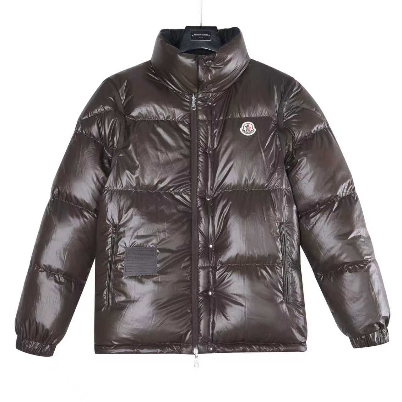 本地自取:💰800(支持放店)Moncler/蒙口 25FW新款Verone可拆卸双面羽绒服
采用新国标90白鸭绒填充,顶级版本,区分市面通货,男女同款全新美学灵感趣味设计,渠道性质精品。让整体造型设计更加优雅时尚,今夏最火系列,无数明星潮人追捧。裁剪工艺细节处理工整为玩味时尚增添色彩!工整细致,合身的版型构造更是独具匠心,上身不仅有着出彩的辨识度更是减龄青春。一款穿着意义还有穿搭性能都很极致的款式,绚丽的色系调配,此款的工艺必然也是极致非凡,上身的舒适度绝对足够的强大,也是奢品本质的一种彰显!柔软轻薄,触感更是极端撩人,透气性能十分之强大,尤为适合春夏季节的穿搭所需,妥妥的穿着享受,并且各处的细节以及织带的工艺都是尽善尽美,更显高级感! 内含NFC芯片,更上档次。
颜色:黑色、卡其、米白
编码:753
尺码:48-56