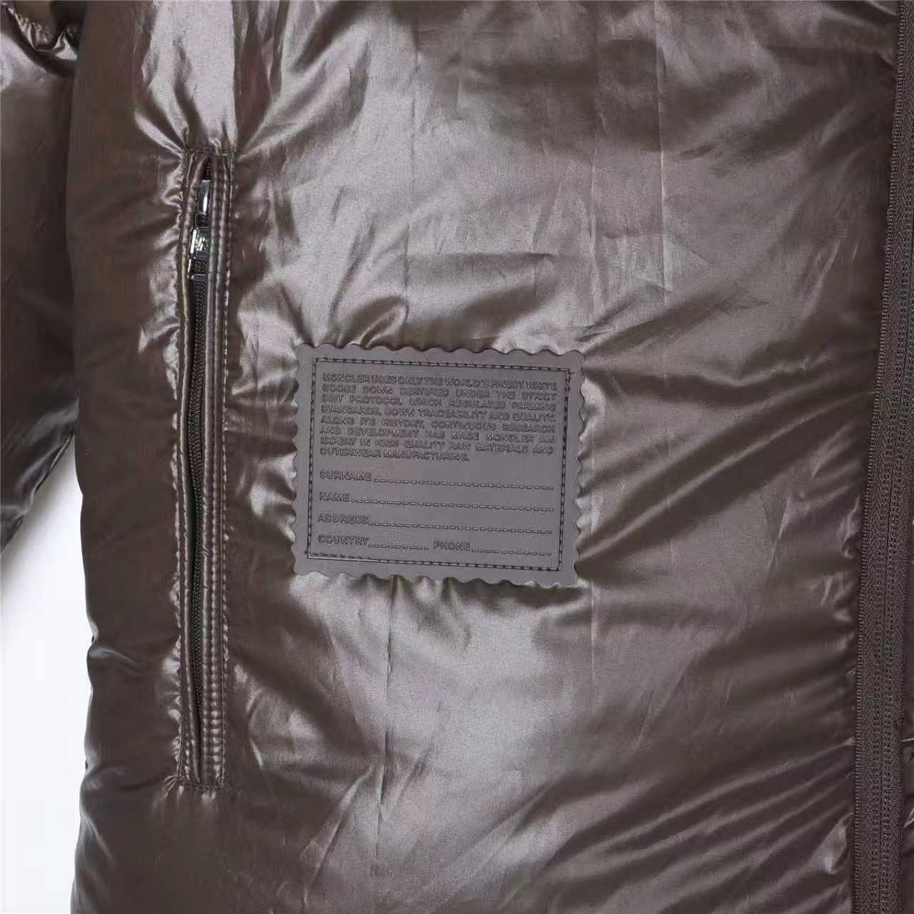 本地自取:💰800(支持放店)Moncler/蒙口 25FW新款Verone可拆卸双面羽绒服
采用新国标90白鸭绒填充,顶级版本,区分市面通货,男女同款全新美学灵感趣味设计,渠道性质精品。让整体造型设计更加优雅时尚,今夏最火系列,无数明星潮人追捧。裁剪工艺细节处理工整为玩味时尚增添色彩!工整细致,合身的版型构造更是独具匠心,上身不仅有着出彩的辨识度更是减龄青春。一款穿着意义还有穿搭性能都很极致的款式,绚丽的色系调配,此款的工艺必然也是极致非凡,上身的舒适度绝对足够的强大,也是奢品本质的一种彰显!柔软轻薄,触感更是极端撩人,透气性能十分之强大,尤为适合春夏季节的穿搭所需,妥妥的穿着享受,并且各处的细节以及织带的工艺都是尽善尽美,更显高级感! 内含NFC芯片,更上档次。
颜色:黑色、卡其、米白
编码:753
尺码:48-56