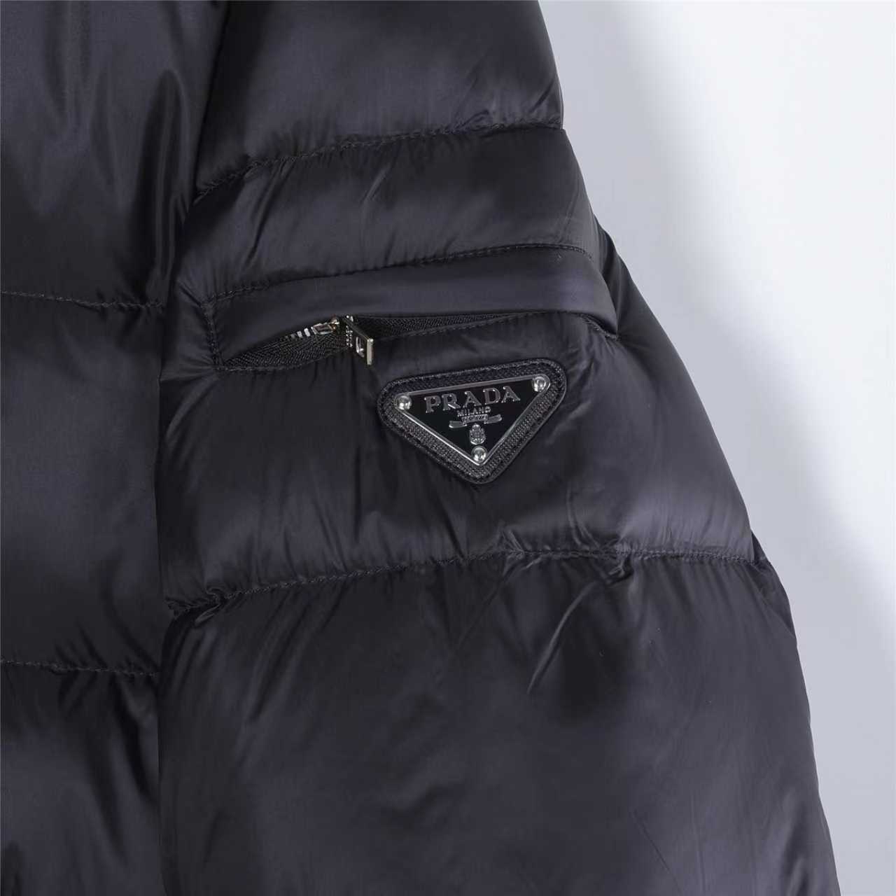 Prada/普拉达 25Fw手臂三角标口袋立领羽绒服