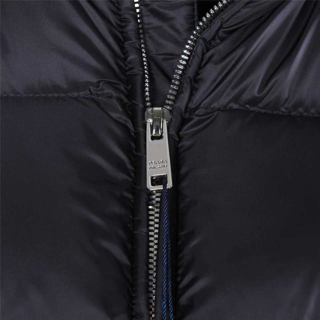Prada/普拉达 25Fw手臂三角标口袋立领羽绒服
