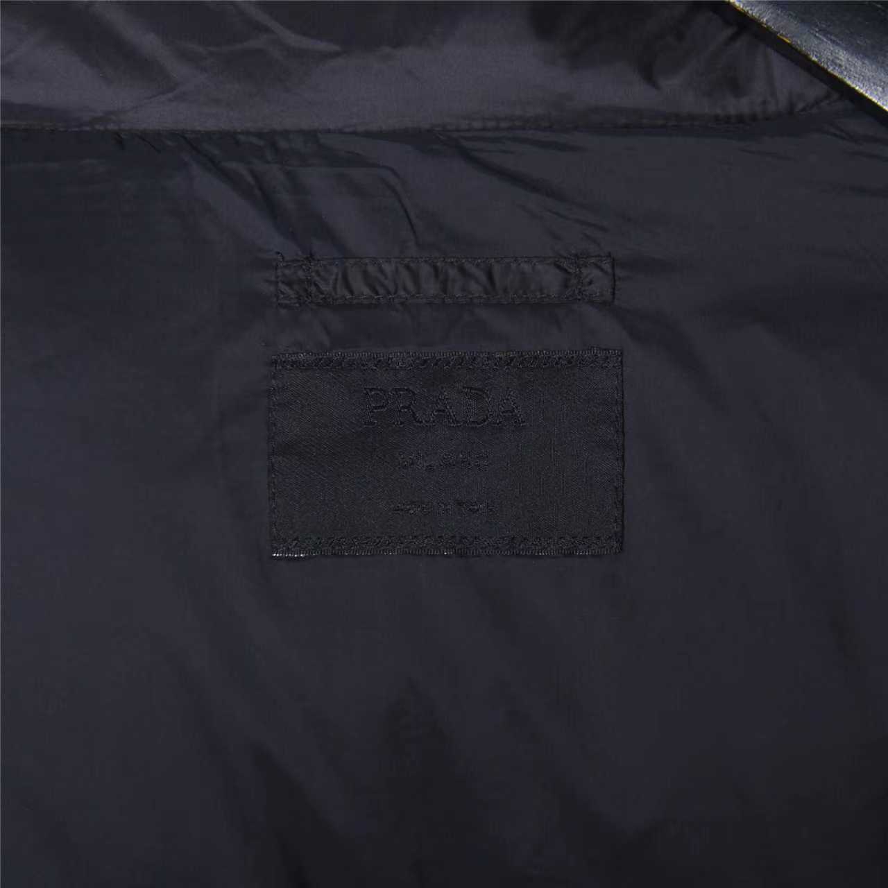 Prada/普拉达 25Fw手臂三角标口袋立领羽绒服