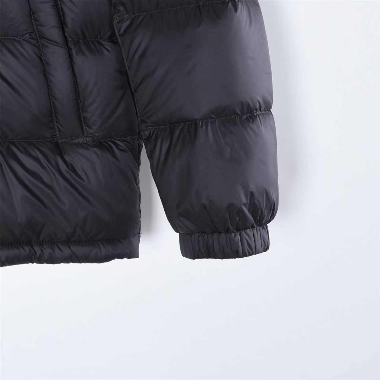 Prada/普拉达 25Fw手臂三角标口袋立领羽绒服