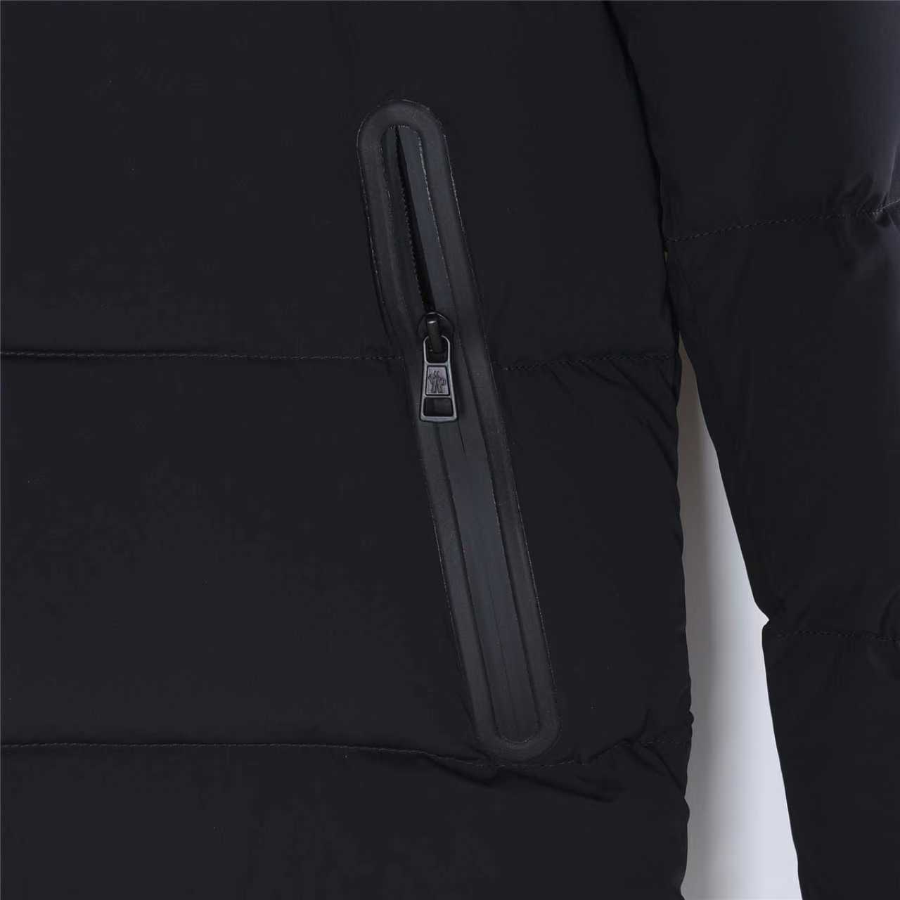 Moncle/蒙口 25Fw胸前字母连帽羽绒服 采用新国标90白鸭绒填充
