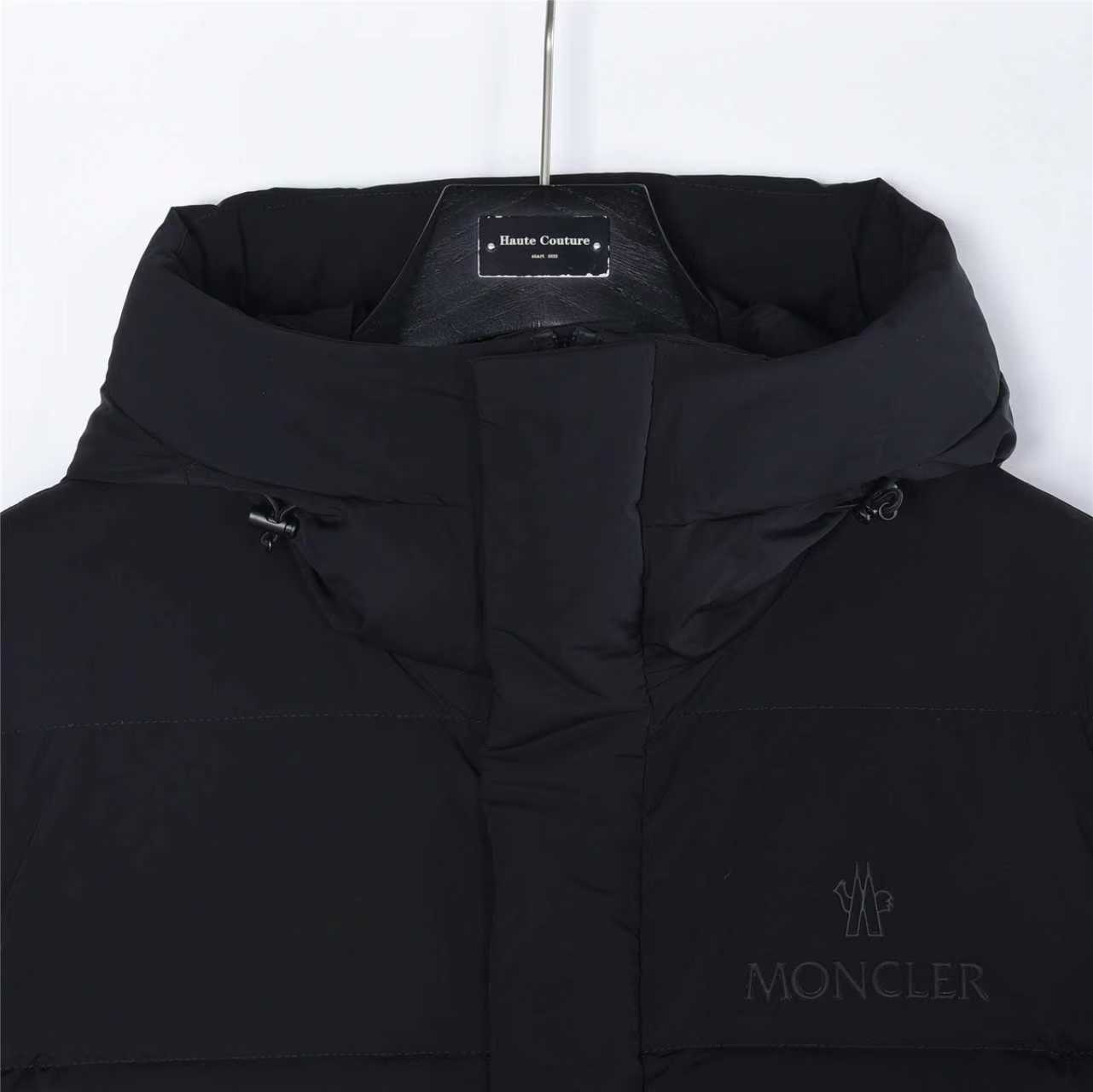 Moncle/蒙口 25Fw胸前字母连帽羽绒服 采用新国标90白鸭绒填充