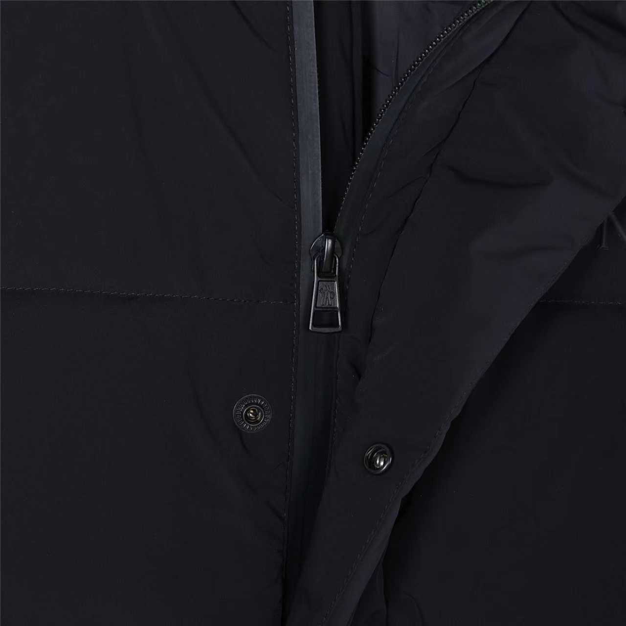 Moncle/蒙口 25Fw胸前字母连帽羽绒服 采用新国标90白鸭绒填充