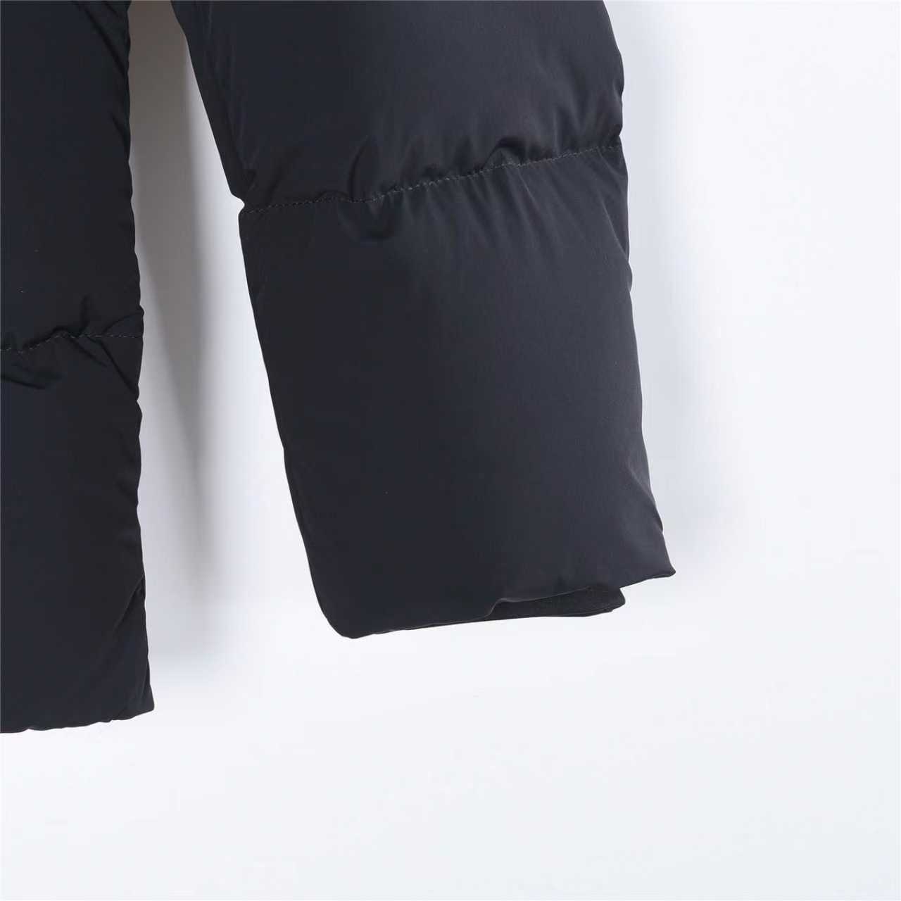 Moncle/蒙口 25Fw胸前字母连帽羽绒服 采用新国标90白鸭绒填充