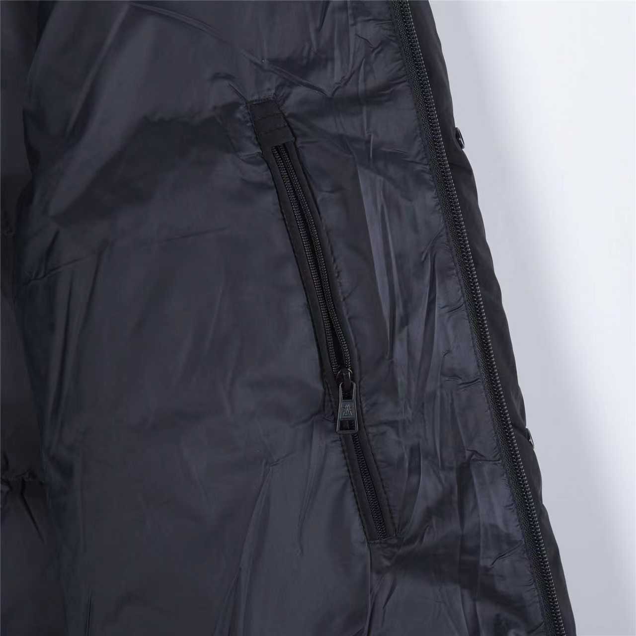 Moncle/蒙口 25Fw胸前字母连帽羽绒服 采用新国标90白鸭绒填充