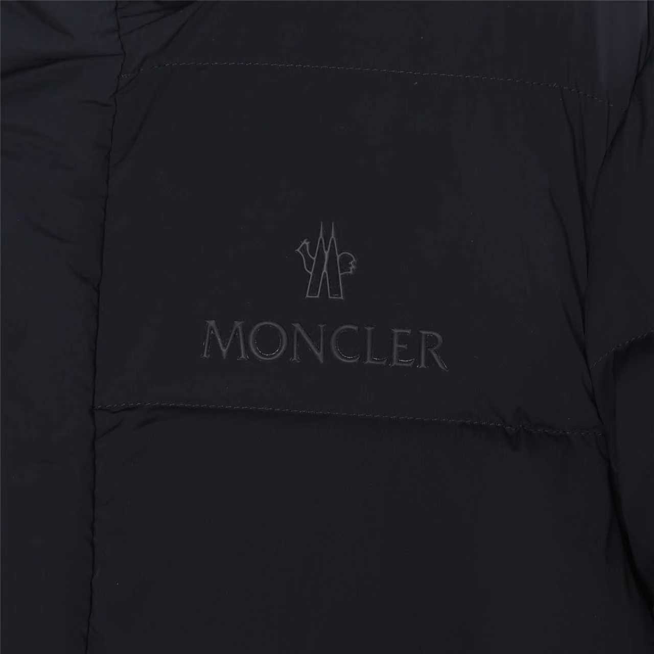 Moncle/蒙口 25Fw胸前字母连帽羽绒服 采用新国标90白鸭绒填充