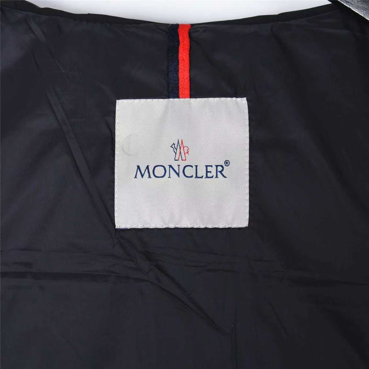 Moncle/蒙口 25Fw胸前字母连帽羽绒服 采用新国标90白鸭绒填充