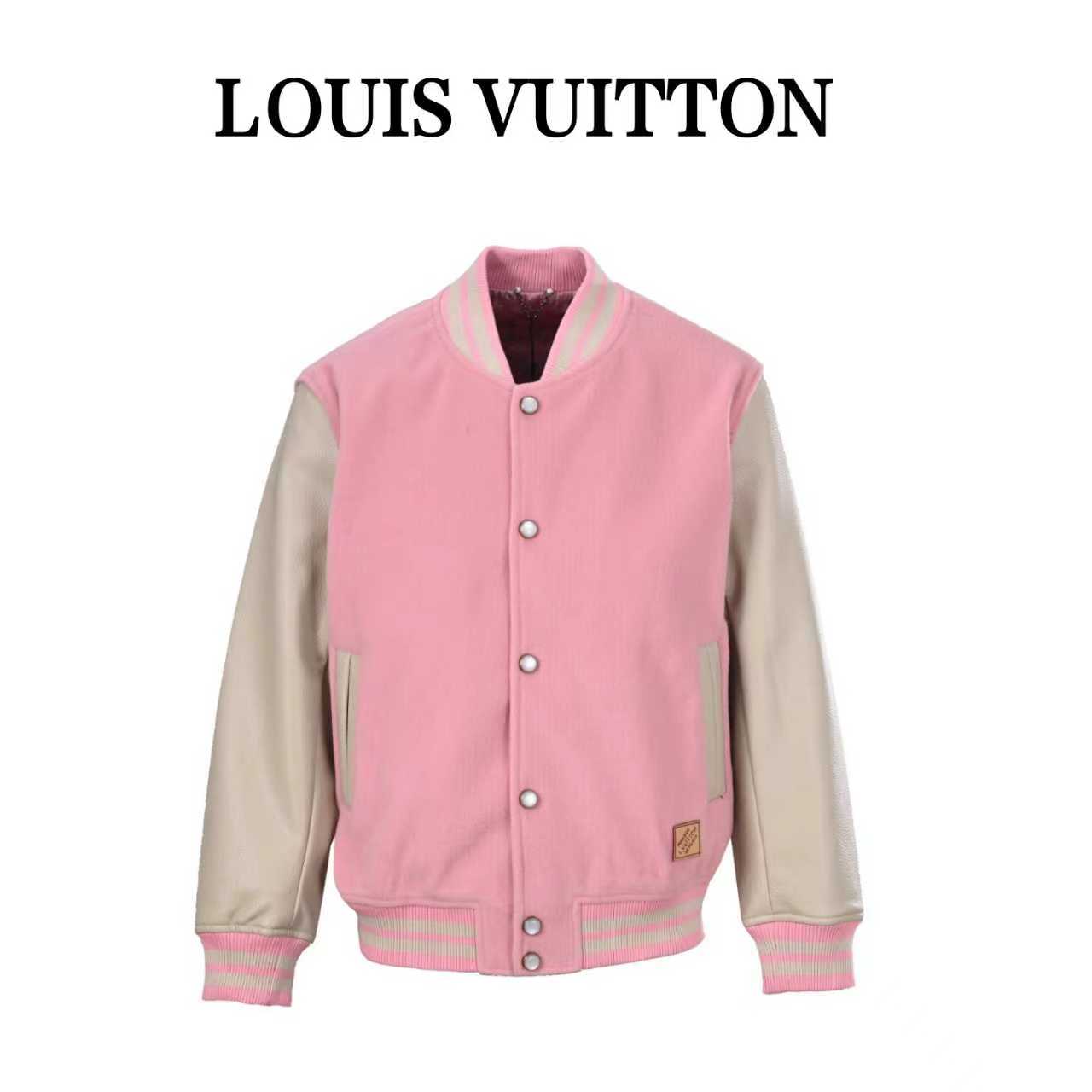 💰430 LOUIS VUITTON/路易威登LV 拼色皮袖棒球服外套 对不起让你们久等了，拿到正品就开始张罗这件衣服所有的事情！ 单单面料来讲我就定做了一个多月，颜色成分一比一的还原！面料成分有%65的羊毛，%15天然丝%10的氨纶%10绒⚠️混合定织而成，总的克重有900多克！还有最为关键的是它的色牢度，绝对不会褪色！袖子用的澳洲进口小牛皮，加工定型，上色，水洗，纹路保留了原有的颗粒结构！厚实饱满圆润！ 刺绣使用进口毛巾绣机器，先把每个图案绣在毛詹上，在用红外线激光雕刻出来，再有缝纫机进行固定，这件衣服有12处贴标，一处平绣，后身的大LV骷髅图案是直接绣在上面的，针数吗？站在外行的角度也懂得！这款衣服有4种不同工艺的绣花⚠️罗纹采用全棉纱线定染定织而成，粗纱横机编织而成，不起球，棉质亲肤，立体感十足！ 五金配件原厂正品，就单单说面扣和低扣都有LV全称LOGO，市场上的低端产品绝对不可能有的，你们细品！颜色纯正，配件齐全，不要拿市场上的低端货来和我们家对比怕你会伤心！古人讲过一分价格一分货！切记！！！ Size：S-XL