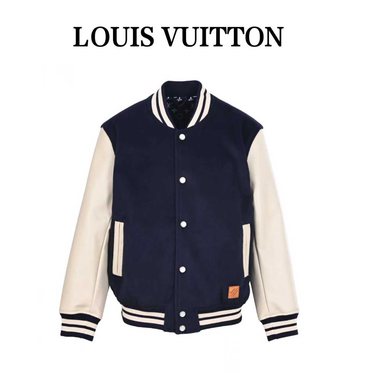 💰430 LOUIS VUITTON/路易威登LV 拼色皮袖棒球服外套 对不起让你们久等了，拿到正品就开始张罗这件衣服所有的事情！ 单单面料来讲我就定做了一个多月，颜色成分一比一的还原！面料成分有%65的羊毛，%15天然丝%10的氨纶%10绒⚠️混合定织而成，总的克重有900多克！还有最为关键的是它的色牢度，绝对不会褪色！袖子用的澳洲进口小牛皮，加工定型，上色，水洗，纹路保留了原有的颗粒结构！厚实饱满圆润！ 刺绣使用进口毛巾绣机器，先把每个图案绣在毛詹上，在用红外线激光雕刻出来，再有缝纫机进行固定，这件衣服有12处贴标，一处平绣，后身的大LV骷髅图案是直接绣在上面的，针数吗？站在外行的角度也懂得！这款衣服有4种不同工艺的绣花⚠️罗纹采用全棉纱线定染定织而成，粗纱横机编织而成，不起球，棉质亲肤，立体感十足！ 五金配件原厂正品，就单单说面扣和低扣都有LV全称LOGO，市场上的低端产品绝对不可能有的，你们细品！颜色纯正，配件齐全，不要拿市场上的低端货来和我们家对比怕你会伤心！古人讲过一分价格一分货！切记！！！ Size：S-XL