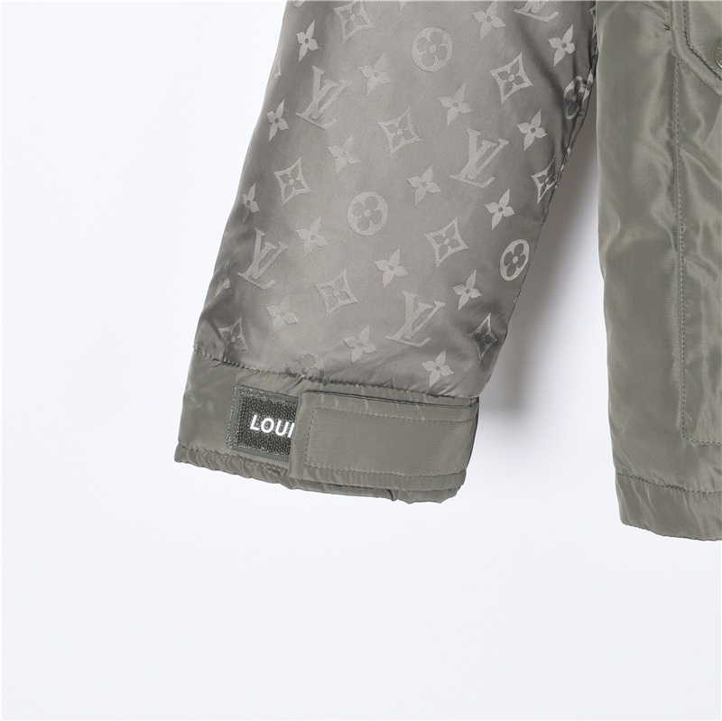全年有货 年后可以退换放心推 (支持放店) LouisVuitton/路易威登 老花拼接连帽羽绒服 采用新国标90白鸭绒填充,顶级版本,区分市面通货.男女同款全新美学灵感趣味设计,渠道性质精品.让整体造型设计更加优雅时尚,今夏最火系列,无数明星潮人追捧.裁剪工艺细节处理工整为玩味时尚增添色彩!工整细致,合身的版型构造更是独具匠心,上身不仅有着出彩的辨识度更是减龄青春.一款穿着意义还有穿搭性能都很极致的款式,绚丽的色系调配,此款的工艺必然也是极致非凡,上身的舒适度绝对足够的强大,也是奢品本质的一种彰显!柔软轻薄,触感更是极端撩人,透气性能十分之强大,尤为适合春夏季节的穿搭所需,妥妥的穿着享受,并且各处的细节以及织带的工艺都是尽善尽美,更显高级感! 颜色:黑色、绿色、咖色 编码:8648 (1#-5#)