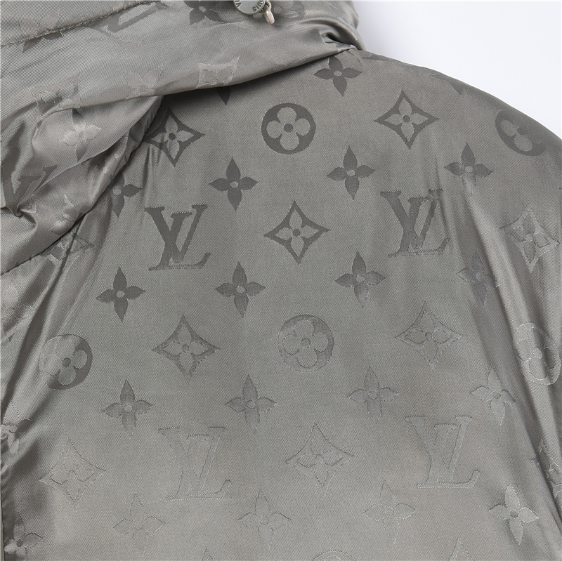 全年有货 年后可以退换放心推 (支持放店) LouisVuitton/路易威登 老花拼接连帽羽绒服 采用新国标90白鸭绒填充,顶级版本,区分市面通货.男女同款全新美学灵感趣味设计,渠道性质精品.让整体造型设计更加优雅时尚,今夏最火系列,无数明星潮人追捧.裁剪工艺细节处理工整为玩味时尚增添色彩!工整细致,合身的版型构造更是独具匠心,上身不仅有着出彩的辨识度更是减龄青春.一款穿着意义还有穿搭性能都很极致的款式,绚丽的色系调配,此款的工艺必然也是极致非凡,上身的舒适度绝对足够的强大,也是奢品本质的一种彰显!柔软轻薄,触感更是极端撩人,透气性能十分之强大,尤为适合春夏季节的穿搭所需,妥妥的穿着享受,并且各处的细节以及织带的工艺都是尽善尽美,更显高级感! 颜色:黑色、绿色、咖色 编码:8648 (1#-5#)