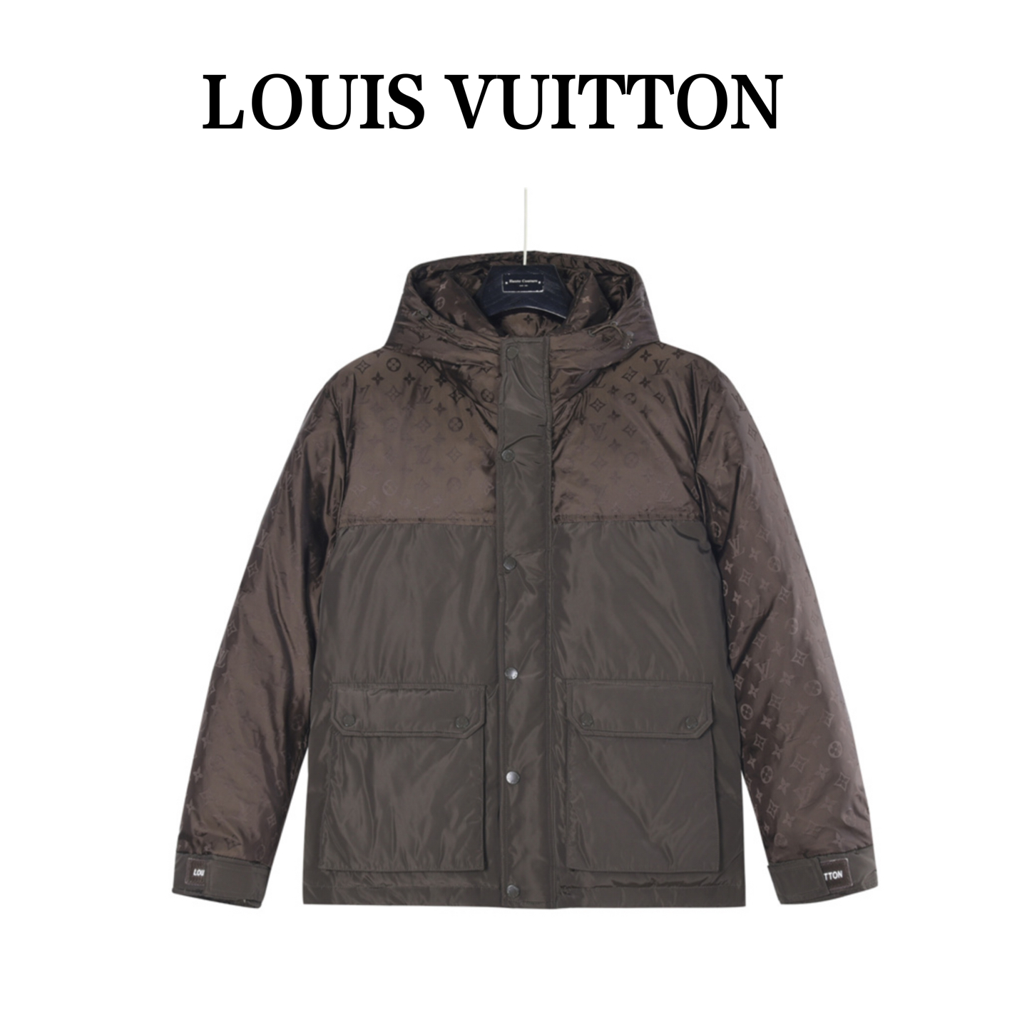 全年有货 年后可以退换放心推
本地自取💰700（支持放店）
LouisVuitton/路易威登  老花拼接连帽羽绒服 
采用新国标90白鸭绒填充，顶级版本，区分市面通货。男女同款全新美学灵感趣味设计,渠道性质精品。让整体造型设计更加优雅时尚，今夏最火系列，无数明星潮人追捧。裁剪工艺细节处理工整为玩味时尚增添色彩!工整细致，合身的版型构造更是独具匠心，上身不仅有着出彩的辨识度更是减龄青春。一款穿着意义还有穿搭性能都很极致的款式，绚丽的色系调配，此款的工艺必然也是极致非凡，上身的舒适度绝对足够的强大，也是奢品本质的一种彰显！柔软轻薄，触感更是极端撩人，透气性能十分之强大，尤为适合春夏季节的穿搭所需，妥妥的穿着享受，并且各处的细节以及织带的工艺都是尽善尽美，更显高级感！
颜色：黑色、绿色、咖色
编码：8648
尺码：48-56（1#-5#）