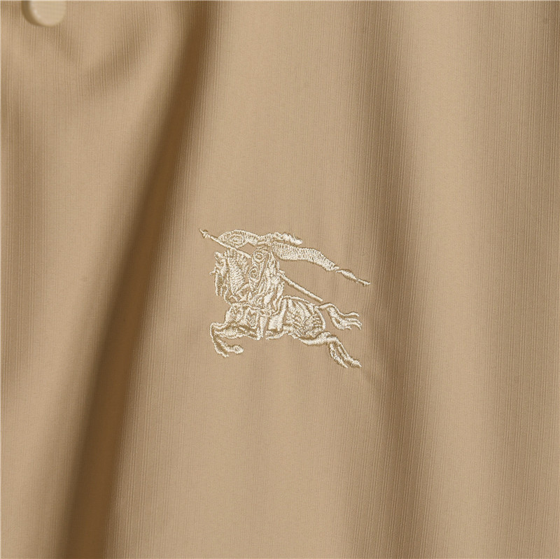 Burberry/巴宝莉 26SS胸前刺绣战马连帽薄外套 黑色 卡其-莆田鞋,莆田鞋货源,高仿鞋,高仿鞋货源,安福档口,莆田高仿鞋,莆田鞋批发,高仿鞋批发,莆田高仿运动鞋,高仿运动鞋,莆田运动鞋 Burberry/巴宝莉 26SS胸前刺绣战马连帽薄外套 黑色 卡其