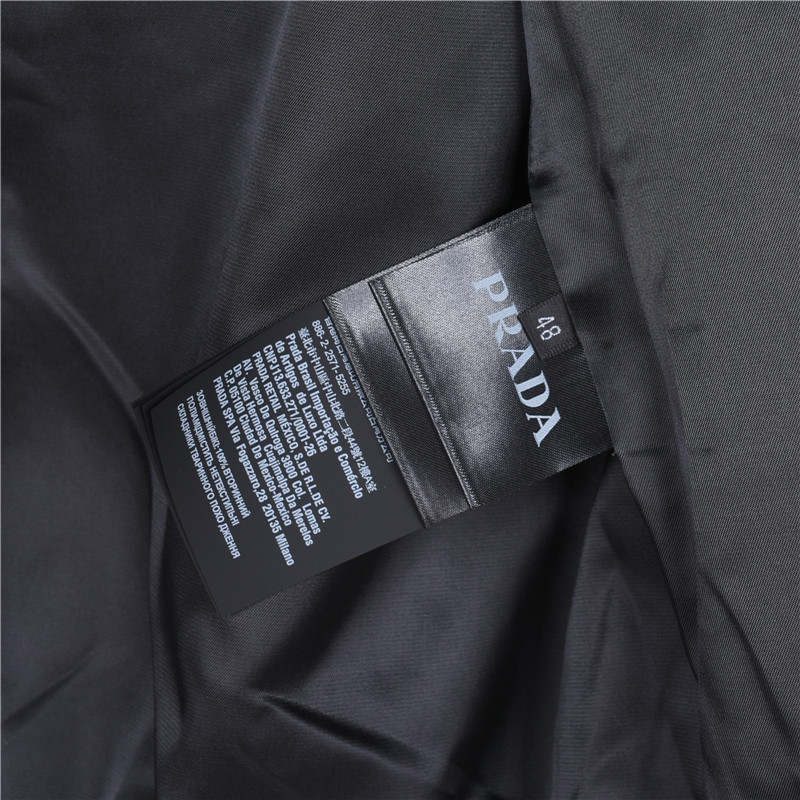 Prada/普拉达 26SS胸口手臂拉链口袋连帽薄外套 Prada/普拉达 26SS胸口手臂拉链口袋连帽薄外套