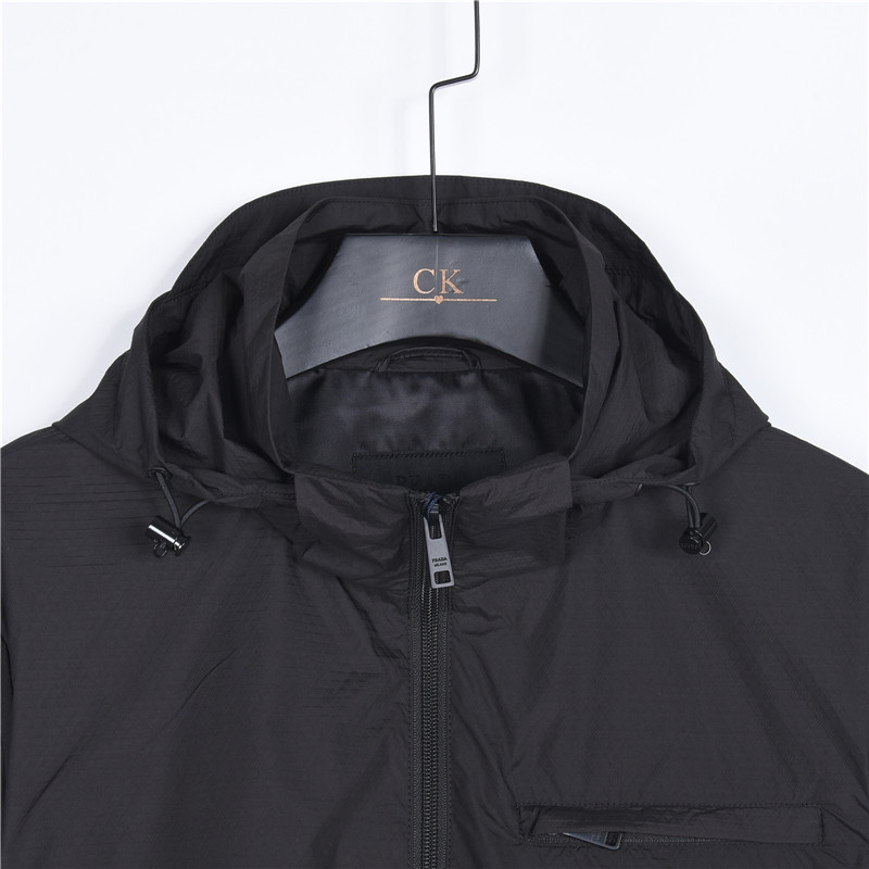 Prada/普拉达 26SS胸口手臂拉链口袋连帽薄外套 Prada/普拉达 26SS胸口手臂拉链口袋连帽薄外套