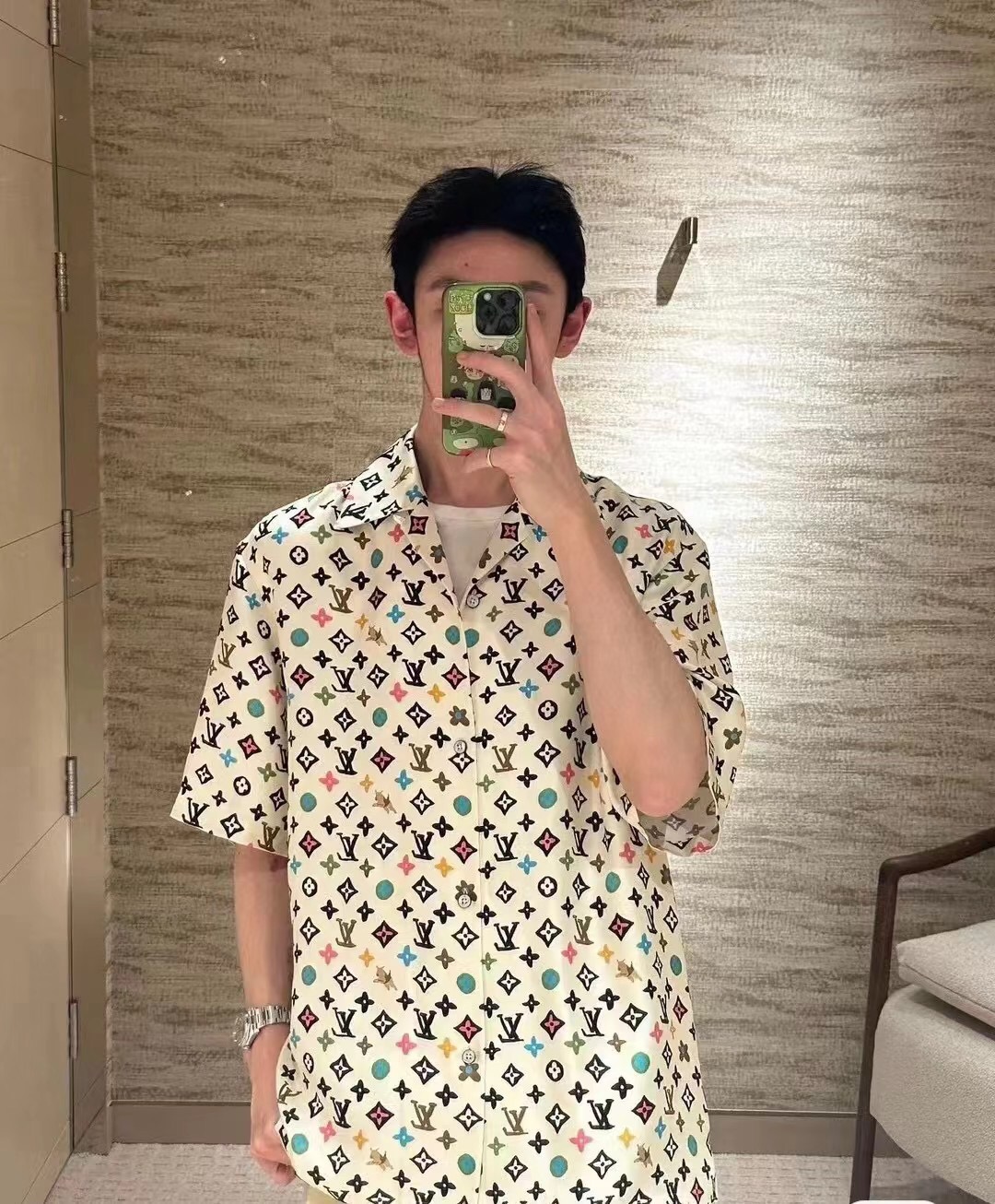 LouisVuitton/路易威登 2024ss 合作款印花桑蚕丝 短袖 上身效果#