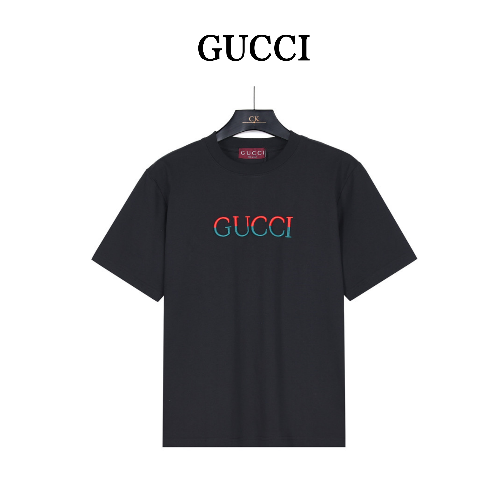 (支持放店) Gucci/古驰 红绿拼接刺绣字母短袖T恤 顶级版本,区分市面通货.男女同款全新美学灵感趣味设计,渠道性质精品.让整体造型设计更加优雅时尚,今夏最火系列,无数明星潮人追捧.裁剪工艺细节处理工整为玩味时尚增添色彩!工整细致,合身的版型构造更是独具匠心,上身不仅有着出彩的辨识度更是减龄青春.一款穿着意义还有穿搭性能都很极致的款式,绚丽的色系调配,此款的工艺必然也是极致非凡,上身的舒适度绝对足够的强大,也是奢品本质的一种彰显!柔软轻薄,触感更是极端撩人,透气性能十分之强大,尤为适合春夏季节的穿搭所需,妥妥的穿着享受,并且各处的细节以及织带的工艺都是尽善尽美,更显高级感! 颜色:米杏、黑色