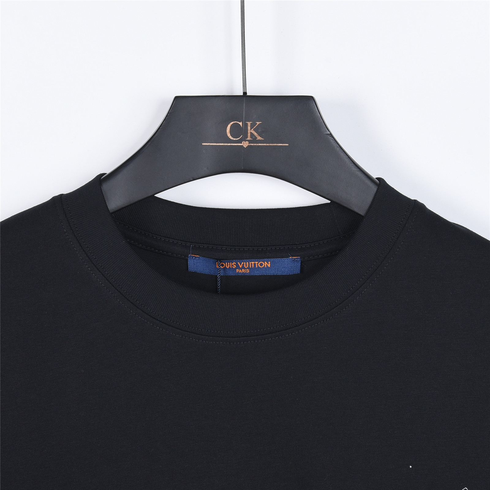LouisVuitton/路易威登 26SS素描四叶草logo印花短袖T恤 黑色 白色 LouisVuitton/路易威登 26SS素描四叶草logo印花短袖T恤 黑色 白色