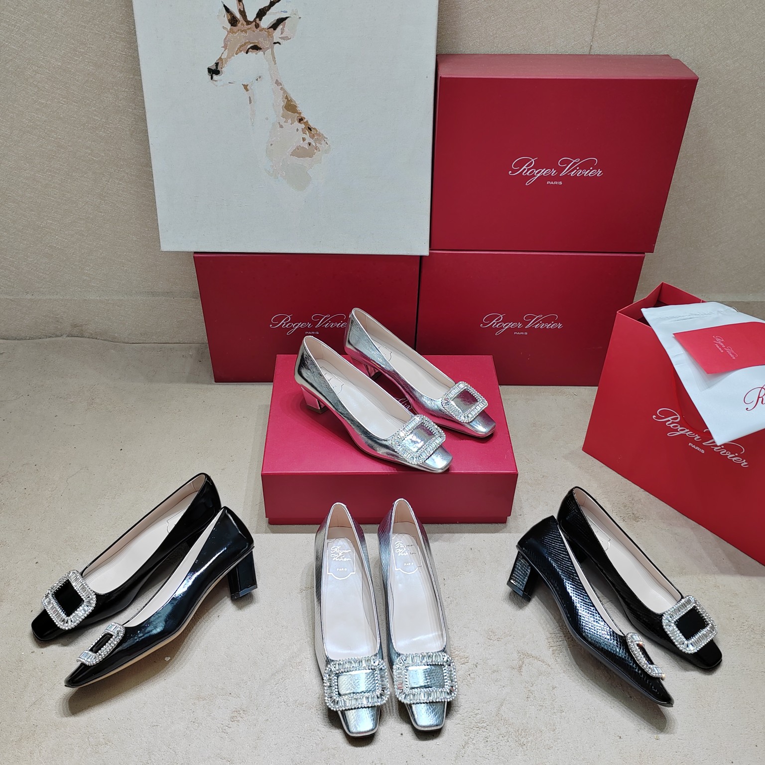💰360
【Roger Vivier 】| ²⁰²5𝐬𝐬 罗杰维维亚春夏新款Dorsay凉鞋 缎面搭配钻扣，一眼被惊艳到🤩仙女们确定不拿下这款绝美后空凉鞋吗‼️气场妥妥的安排上✅夏日搭配各种小裙子不要太美咧😍夏季还可以当婚鞋哟

♺ 鞋面：原版定制绸面真丝/施华洛世奇水钻

♺ 内里:  进口小羊皮

♺ 大底：意大利进口真皮大底

♺ 鞋码:  35-39（34 40 定制不退换）

♺ 跟高：4.5cm

♺ 配送豪华最新专柜同步包装