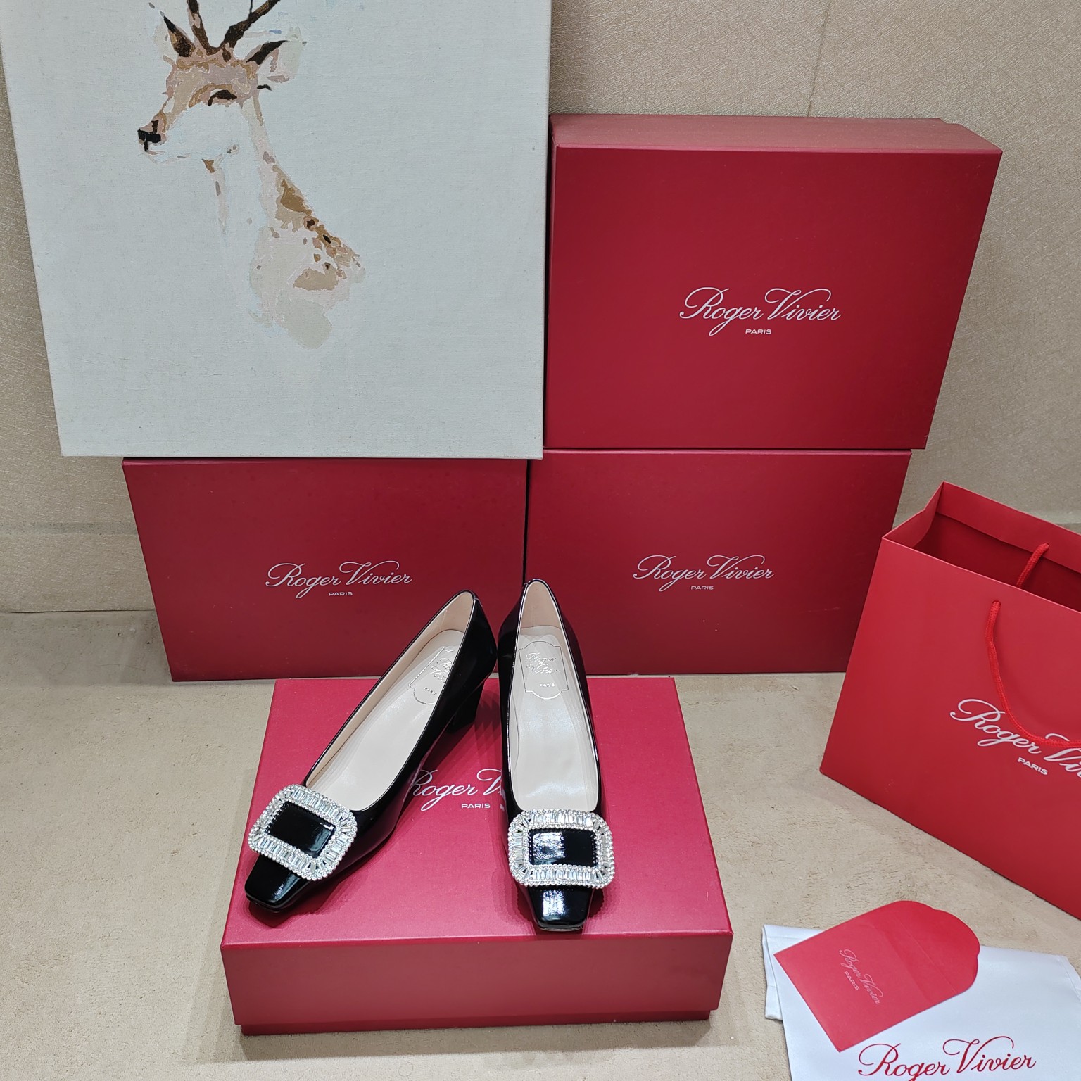 💰360
【Roger Vivier 】| ²⁰²5𝐬𝐬 罗杰维维亚春夏新款Dorsay凉鞋 缎面搭配钻扣，一眼被惊艳到🤩仙女们确定不拿下这款绝美后空凉鞋吗‼️气场妥妥的安排上✅夏日搭配各种小裙子不要太美咧😍夏季还可以当婚鞋哟

♺ 鞋面：原版定制绸面真丝/施华洛世奇水钻

♺ 内里:  进口小羊皮

♺ 大底：意大利进口真皮大底

♺ 鞋码:  35-39（34 40 定制不退换）

♺ 跟高：4.5cm

♺ 配送豪华最新专柜同步包装