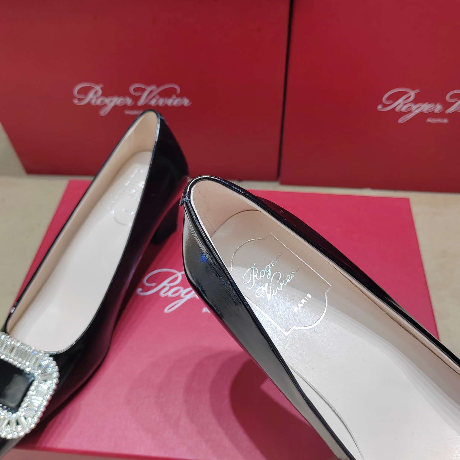 💰360
【Roger Vivier 】| ²⁰²5𝐬𝐬 罗杰维维亚春夏新款Dorsay凉鞋 缎面搭配钻扣，一眼被惊艳到🤩仙女们确定不拿下这款绝美后空凉鞋吗‼️气场妥妥的安排上✅夏日搭配各种小裙子不要太美咧😍夏季还可以当婚鞋哟

♺ 鞋面：原版定制绸面真丝/施华洛世奇水钻

♺ 内里:  进口小羊皮

♺ 大底：意大利进口真皮大底

♺ 鞋码:  35-39（34 40 定制不退换）

♺ 跟高：4.5cm

♺ 配送豪华最新专柜同步包装