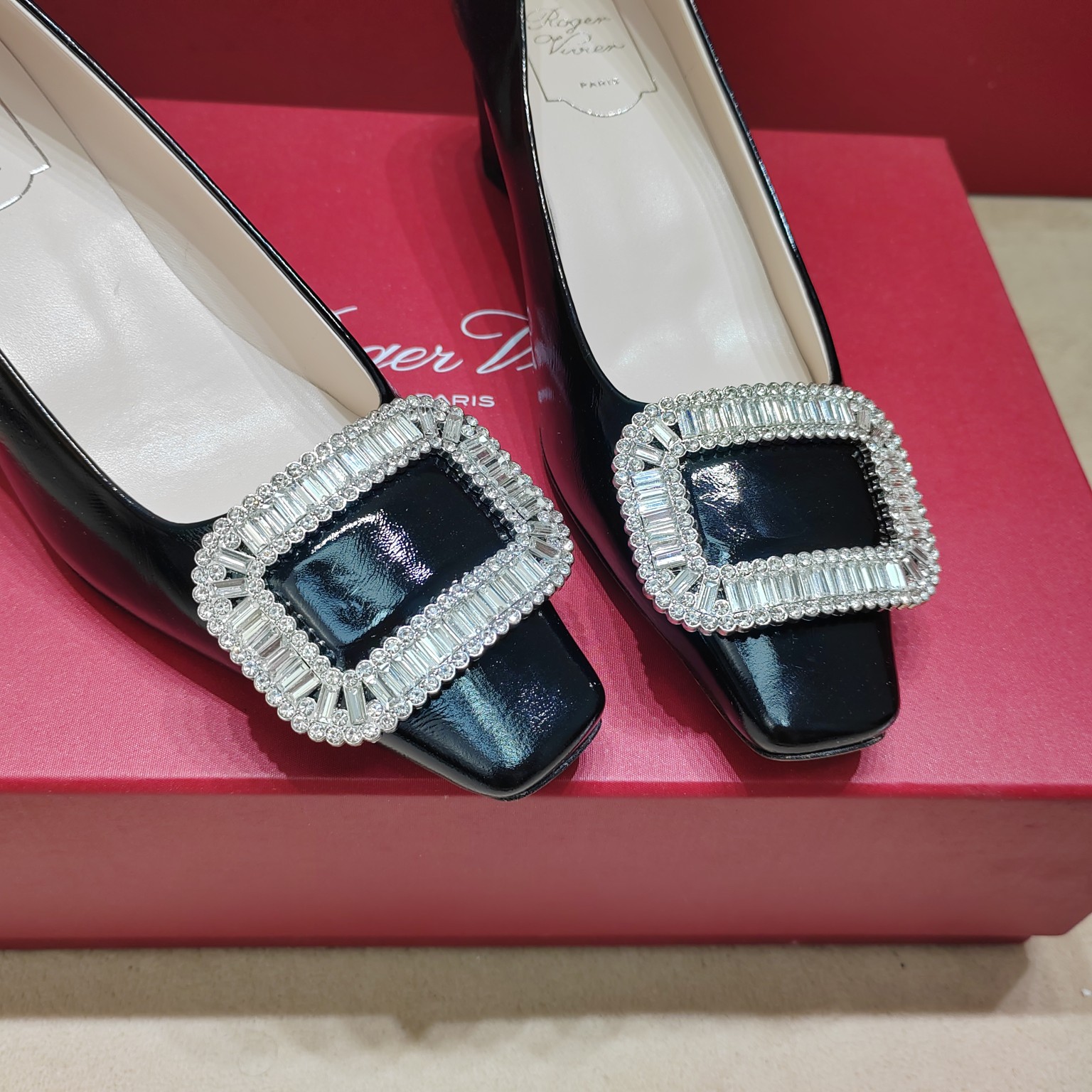 💰360
【Roger Vivier 】| ²⁰²5𝐬𝐬 罗杰维维亚春夏新款Dorsay凉鞋 缎面搭配钻扣，一眼被惊艳到🤩仙女们确定不拿下这款绝美后空凉鞋吗‼️气场妥妥的安排上✅夏日搭配各种小裙子不要太美咧😍夏季还可以当婚鞋哟

♺ 鞋面：原版定制绸面真丝/施华洛世奇水钻

♺ 内里:  进口小羊皮

♺ 大底：意大利进口真皮大底

♺ 鞋码:  35-39（34 40 定制不退换）

♺ 跟高：4.5cm

♺ 配送豪华最新专柜同步包装