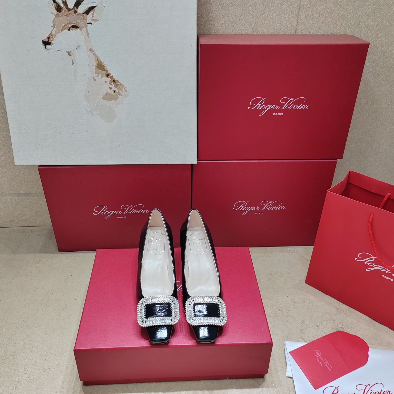 💰360
【Roger Vivier 】| ²⁰²5𝐬𝐬 罗杰维维亚春夏新款Dorsay凉鞋 缎面搭配钻扣，一眼被惊艳到🤩仙女们确定不拿下这款绝美后空凉鞋吗‼️气场妥妥的安排上✅夏日搭配各种小裙子不要太美咧😍夏季还可以当婚鞋哟

♺ 鞋面：原版定制绸面真丝/施华洛世奇水钻

♺ 内里:  进口小羊皮

♺ 大底：意大利进口真皮大底

♺ 鞋码:  35-39（34 40 定制不退换）

♺ 跟高：4.5cm

♺ 配送豪华最新专柜同步包装
