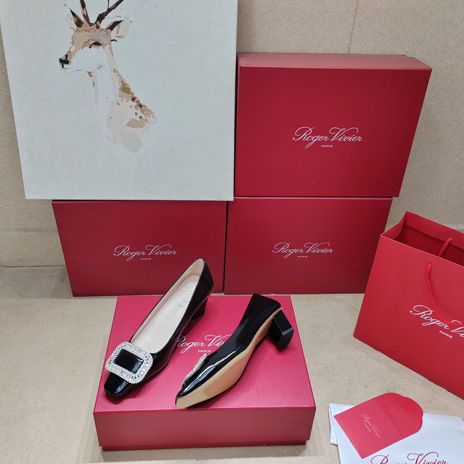 💰360
【Roger Vivier 】| ²⁰²5𝐬𝐬 罗杰维维亚春夏新款Dorsay凉鞋 缎面搭配钻扣，一眼被惊艳到🤩仙女们确定不拿下这款绝美后空凉鞋吗‼️气场妥妥的安排上✅夏日搭配各种小裙子不要太美咧😍夏季还可以当婚鞋哟

♺ 鞋面：原版定制绸面真丝/施华洛世奇水钻

♺ 内里:  进口小羊皮

♺ 大底：意大利进口真皮大底

♺ 鞋码:  35-39（34 40 定制不退换）

♺ 跟高：4.5cm

♺ 配送豪华最新专柜同步包装